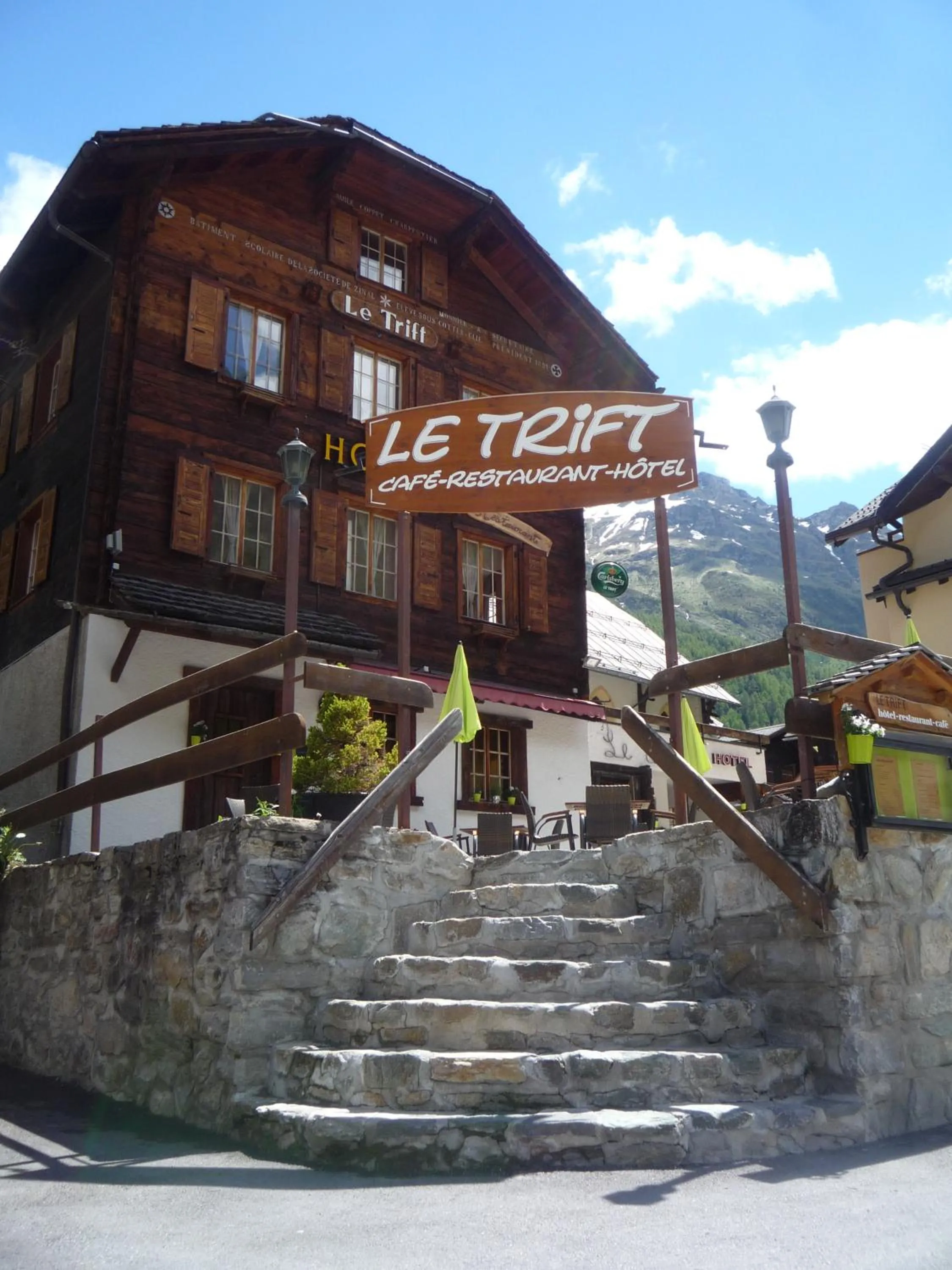 Facade/entrance in Hôtel - Petit-déjeuner Le Trift