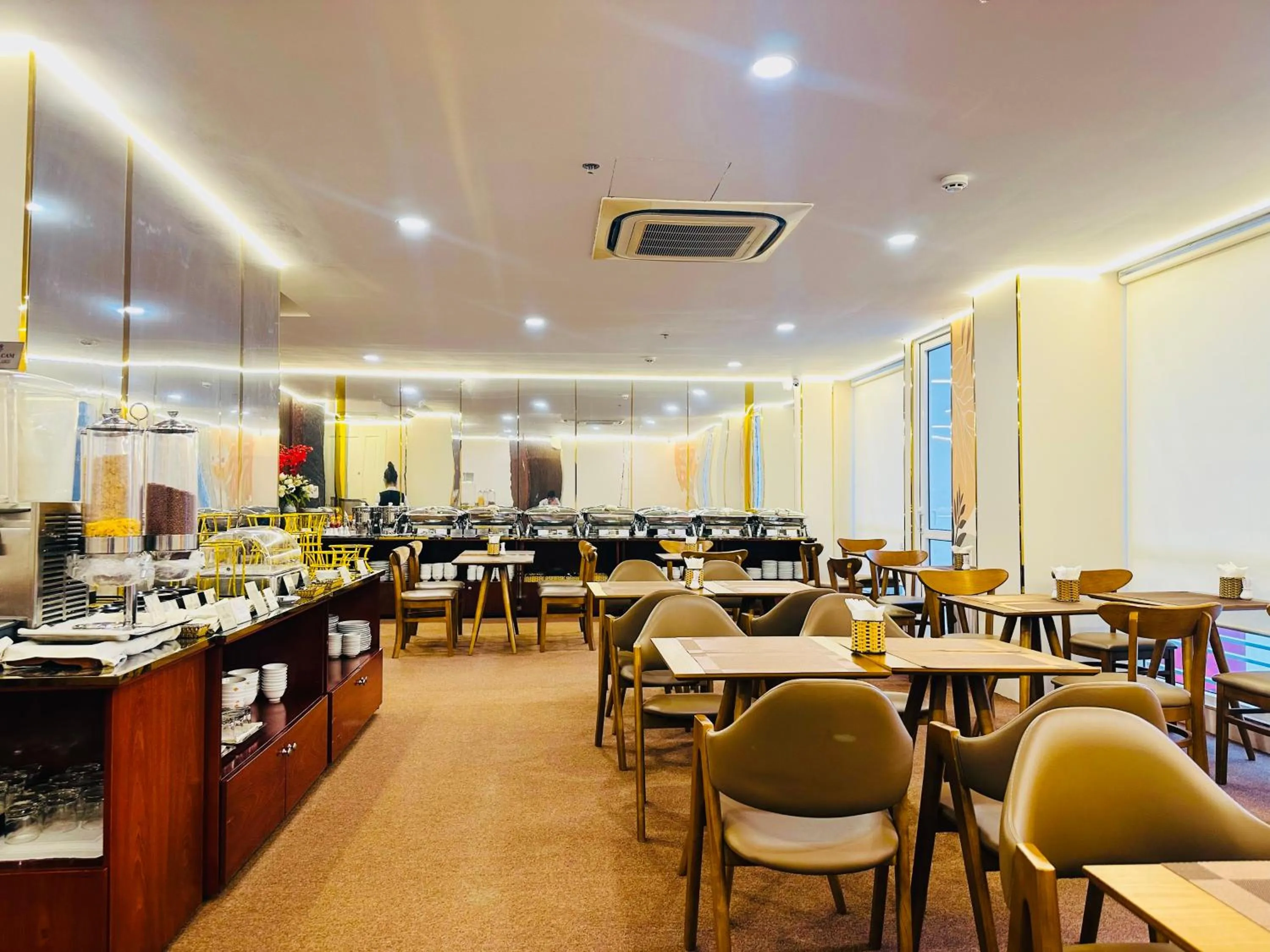 Restaurant/places to eat in Huong Sen Annex Hotel