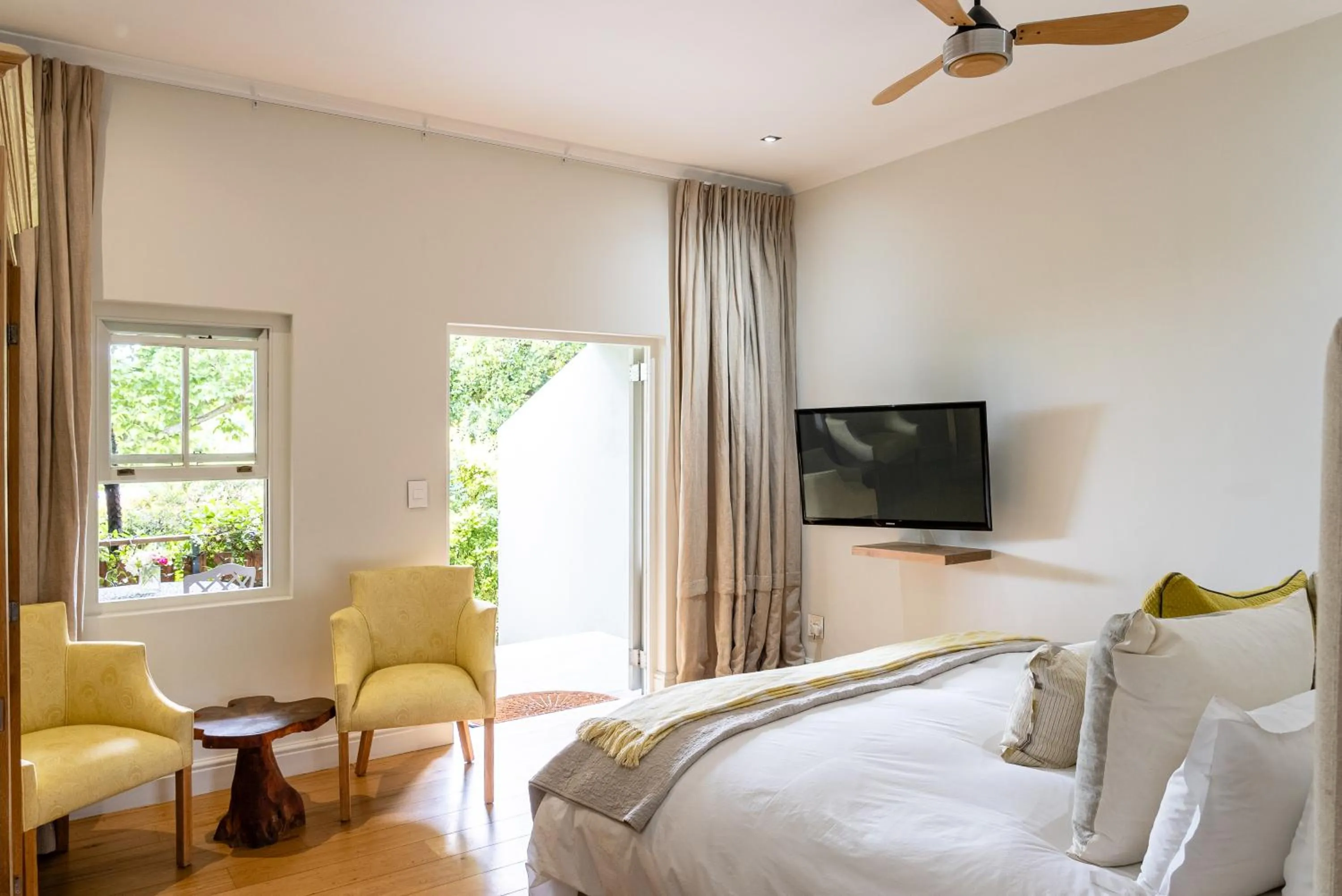 Bedroom, Bed in Angala