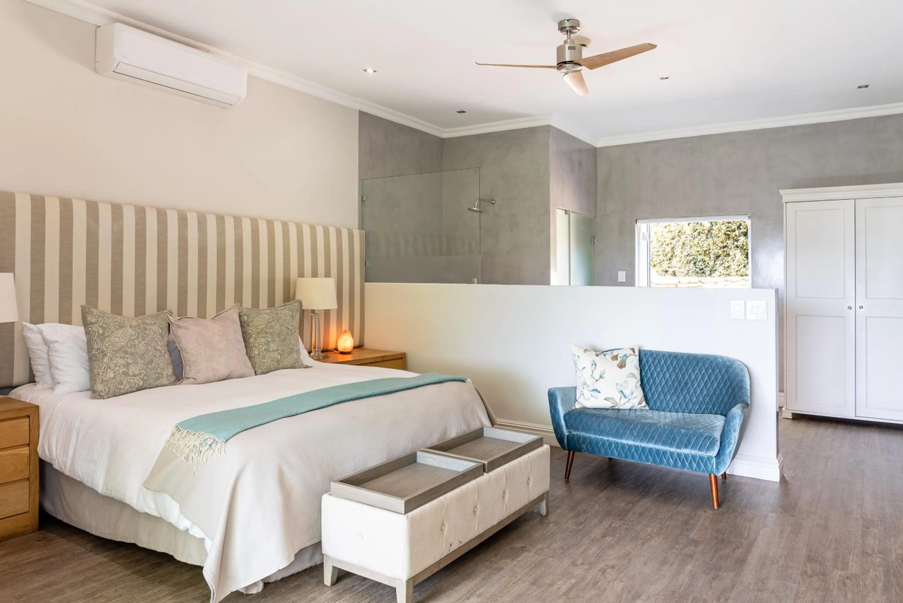 Photo of the whole room, Bed in Angala