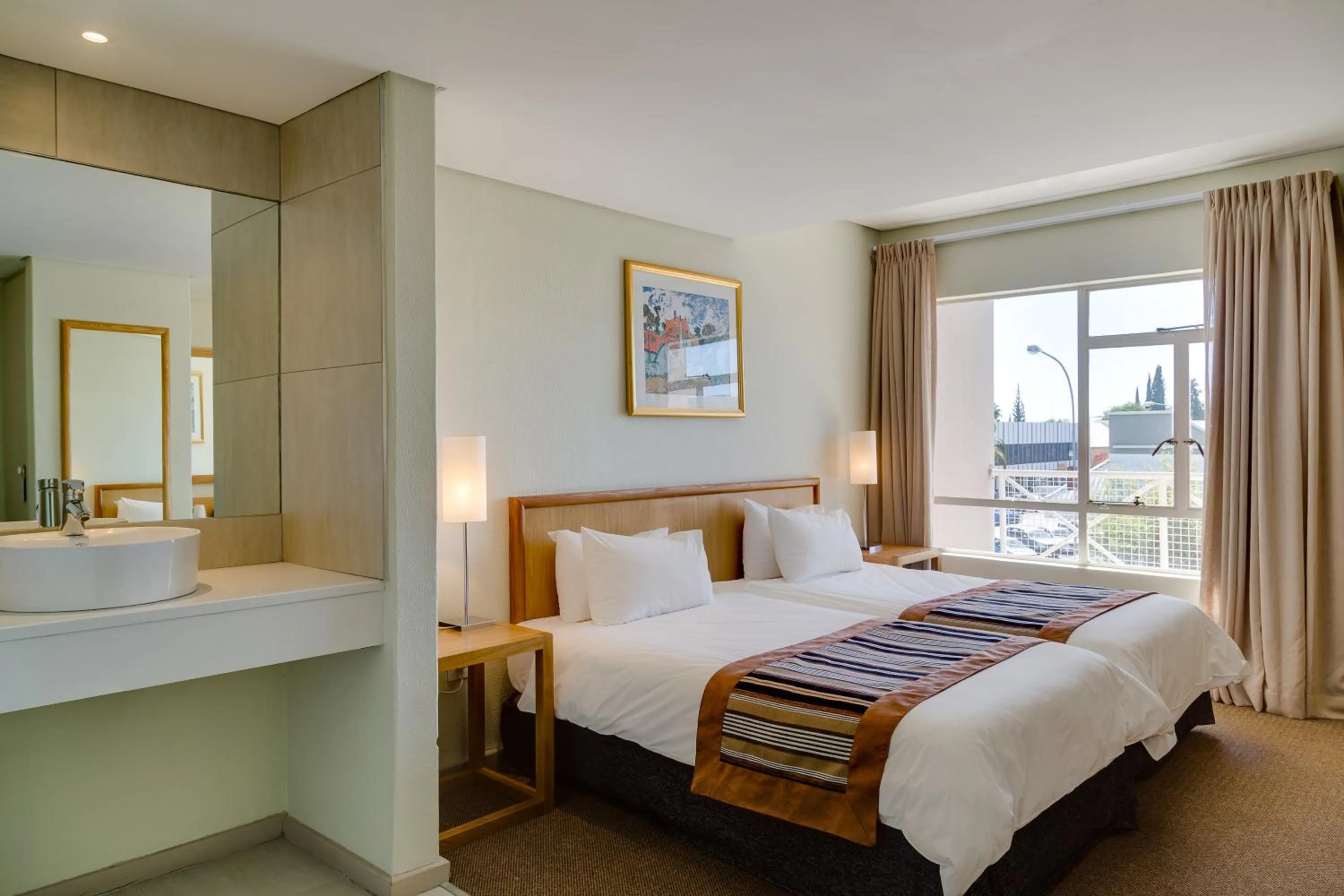 Balcony/Terrace, Bed in River City Inn