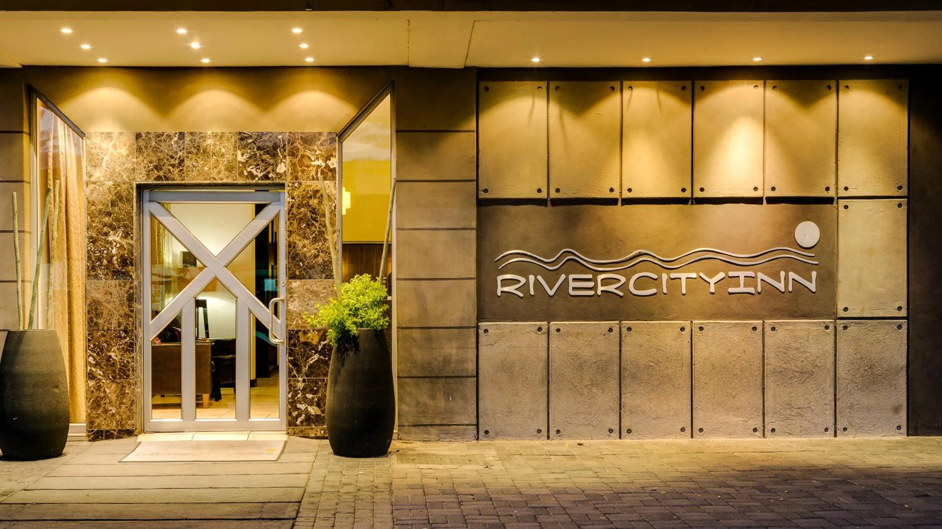 Facade/entrance in River City Inn