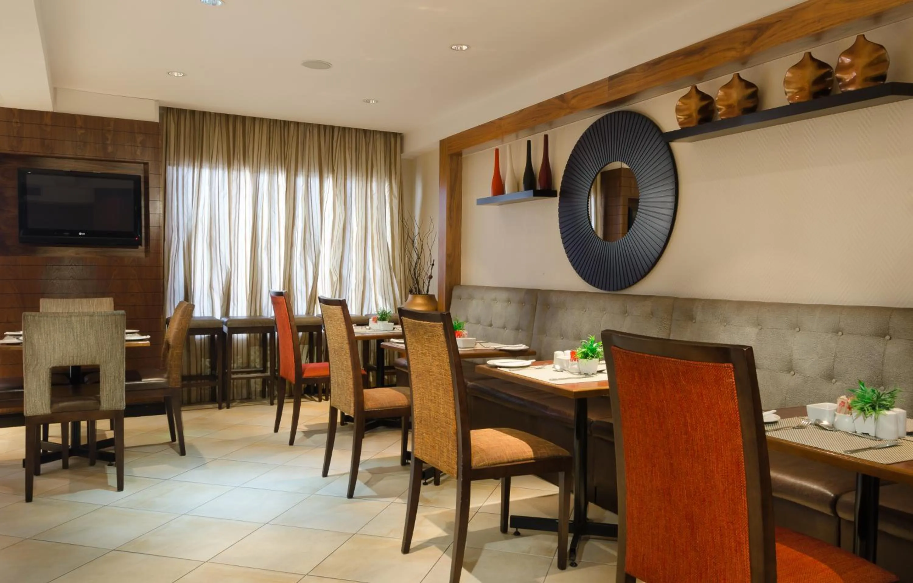 Restaurant/places to eat in River City Inn