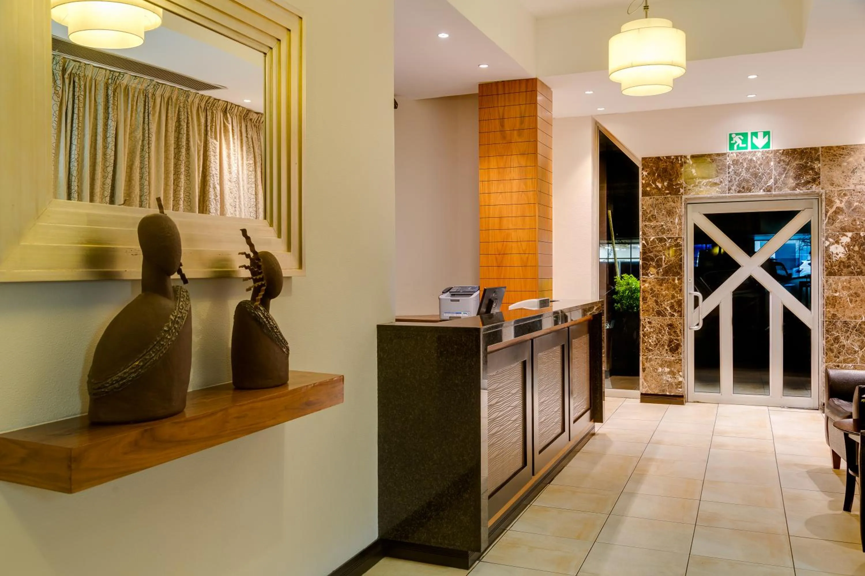 Facade/entrance in River City Inn