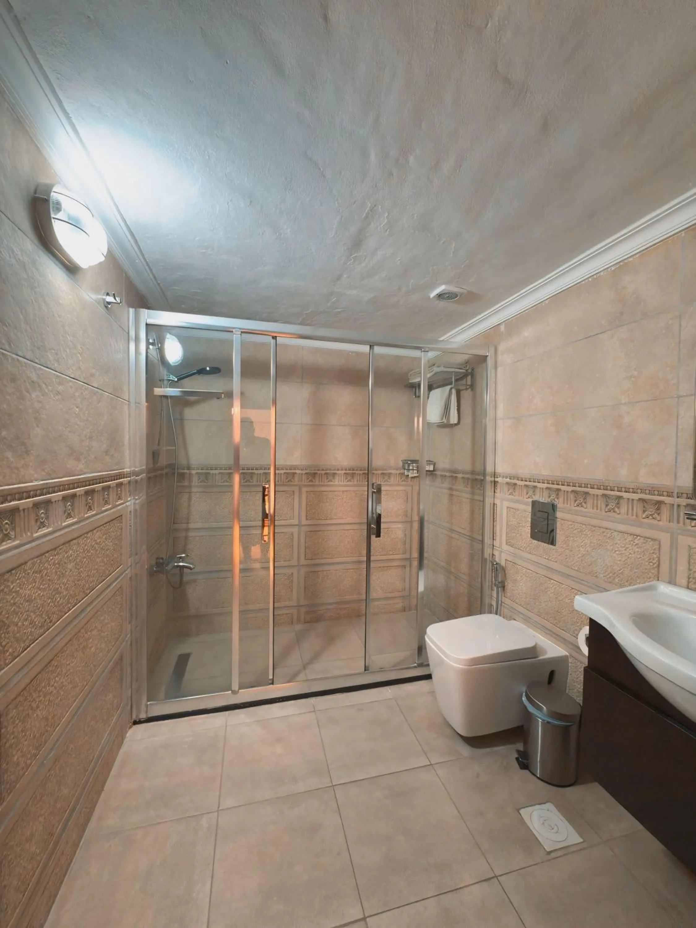 Shower in Hayat Zaman Hotel And Resort Petra