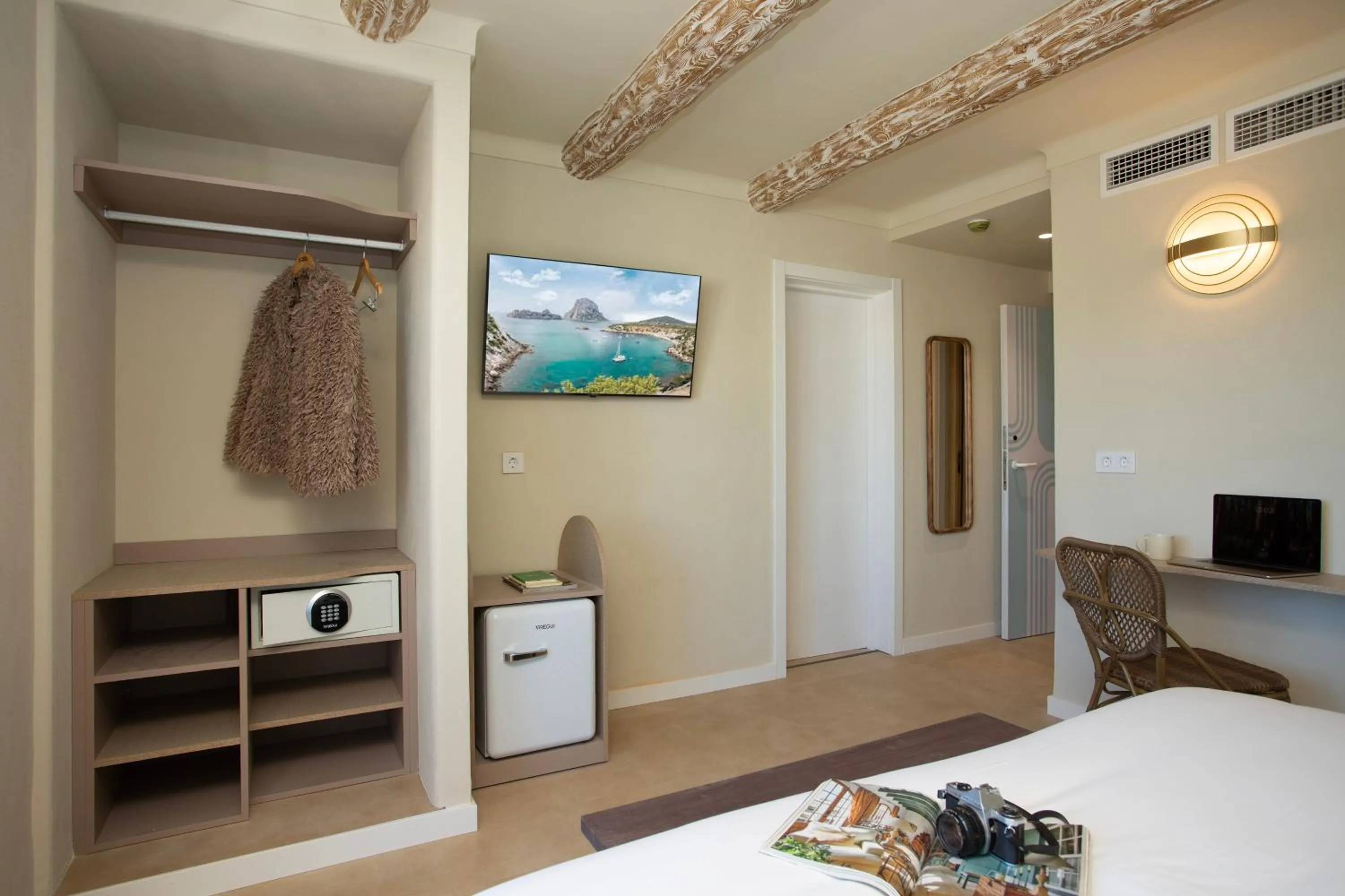 Photo of the whole room, Bed in Casual Bahía Ibiza