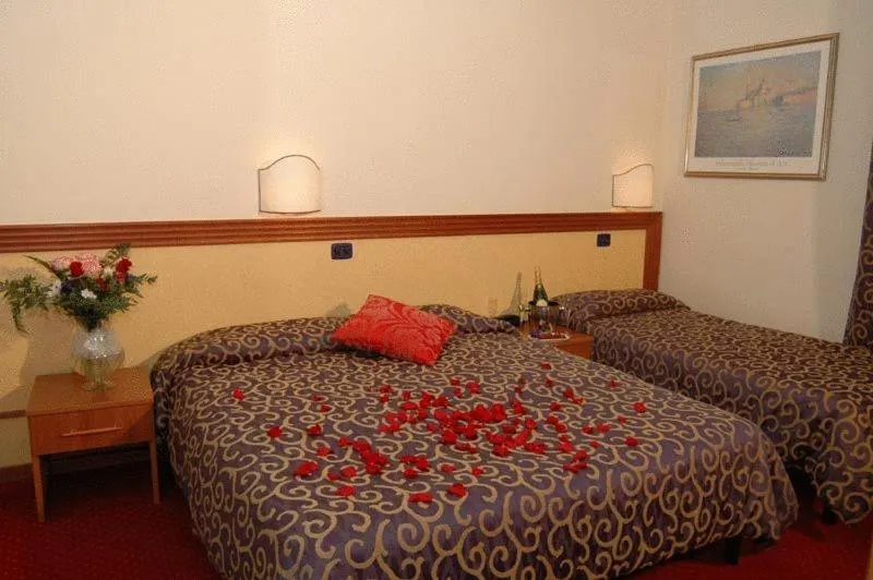 Bathroom, Bed in Hotel Italia & Lombardi