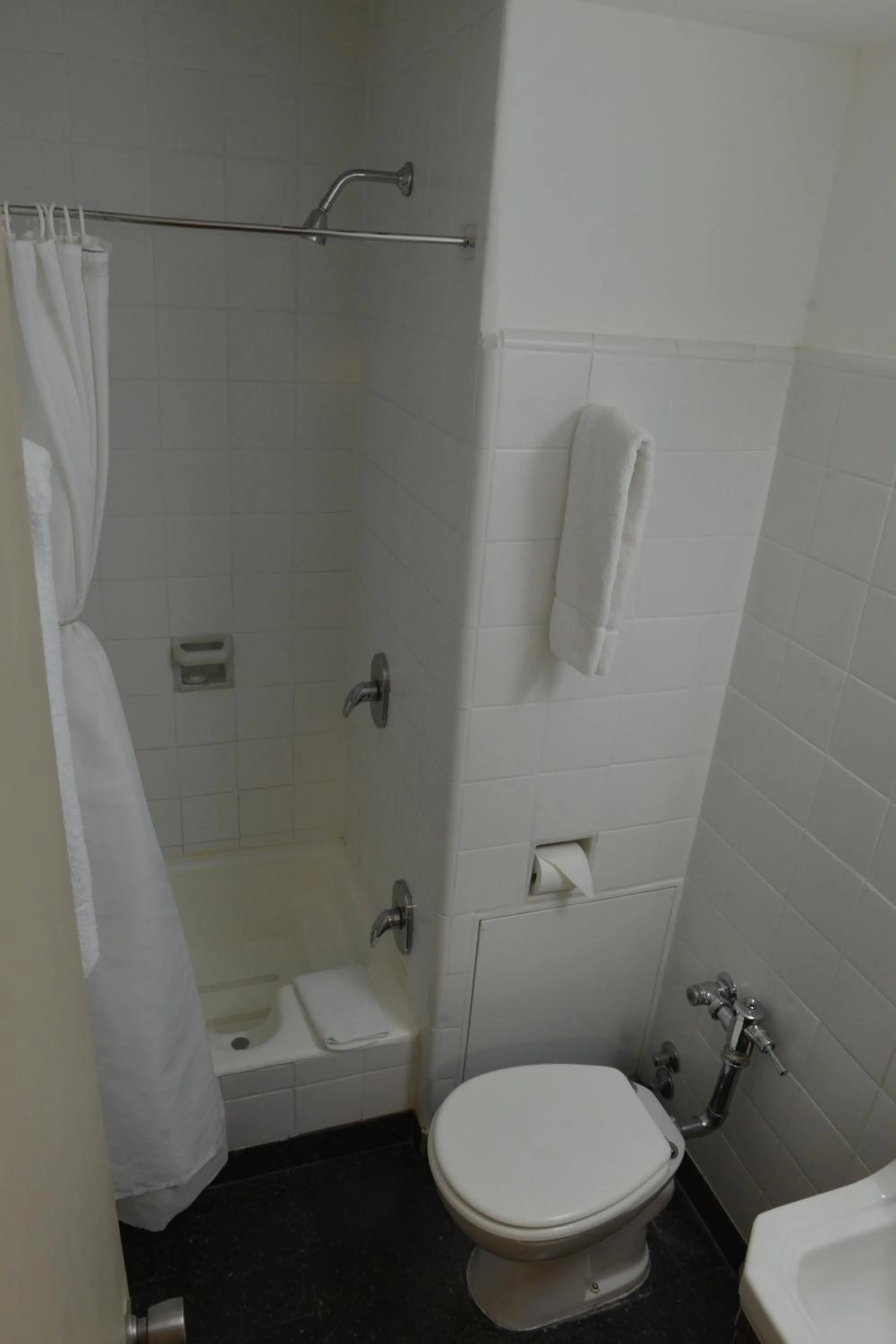 Bathroom in Comodoro Hotel