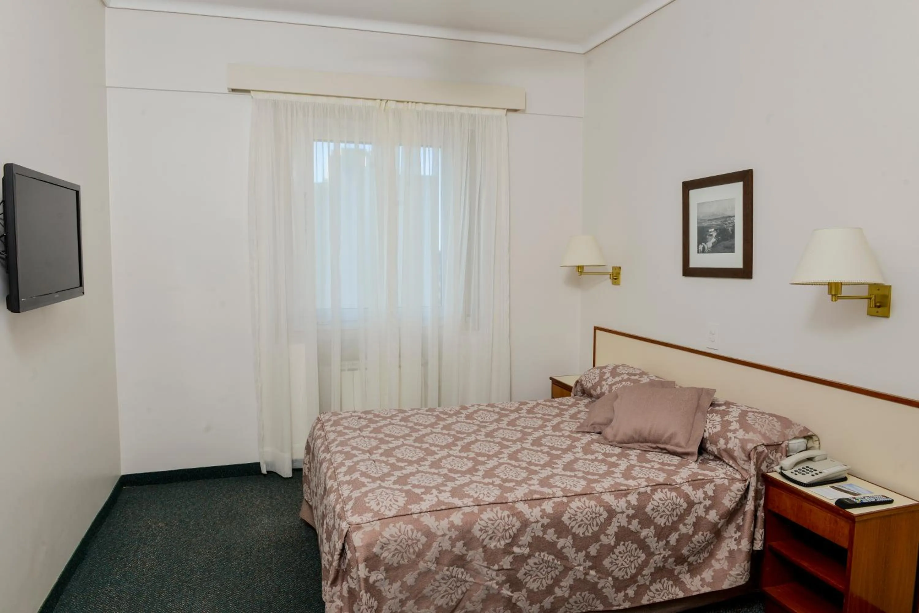 Photo of the whole room, Bed in Comodoro Hotel