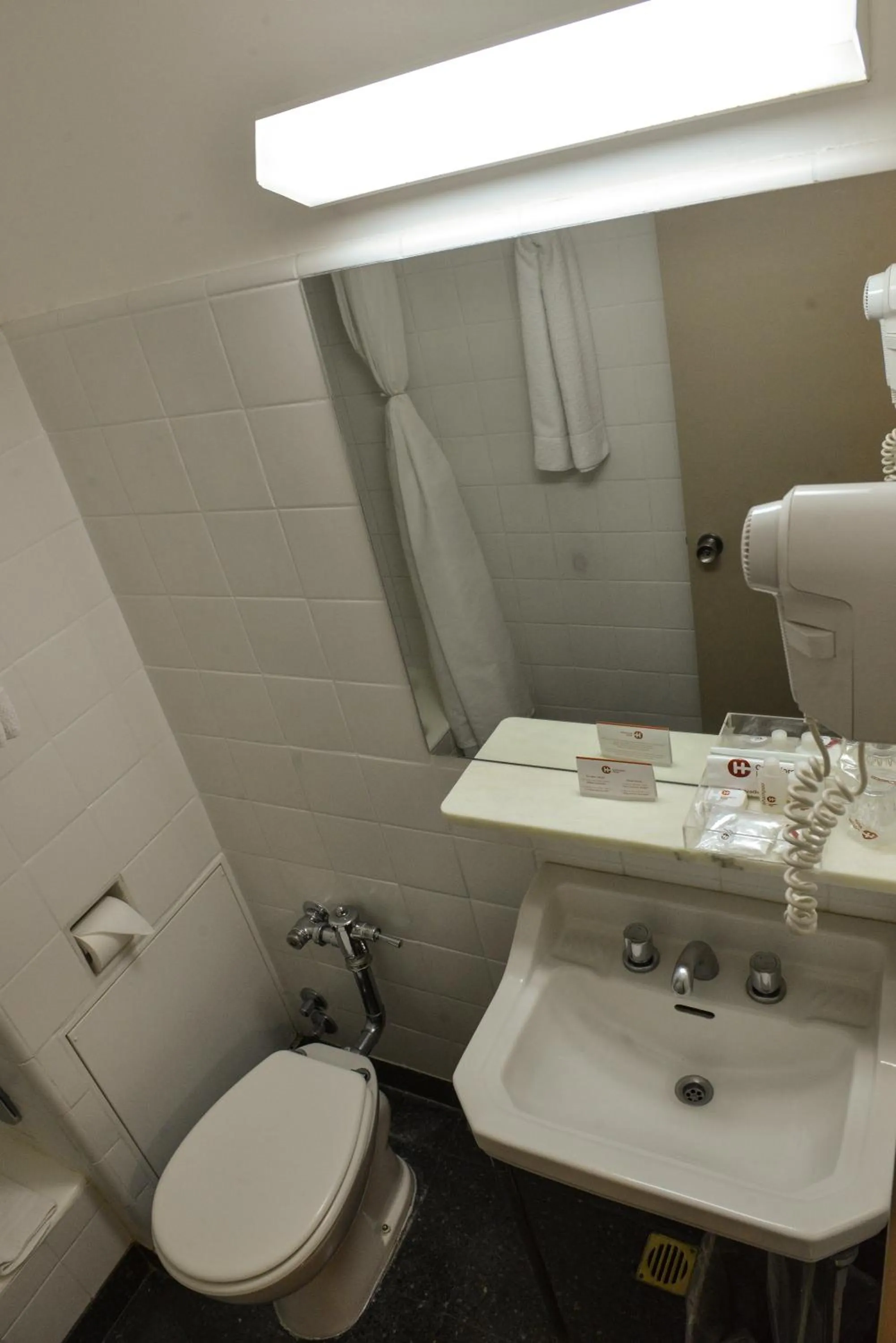 Bathroom in Comodoro Hotel