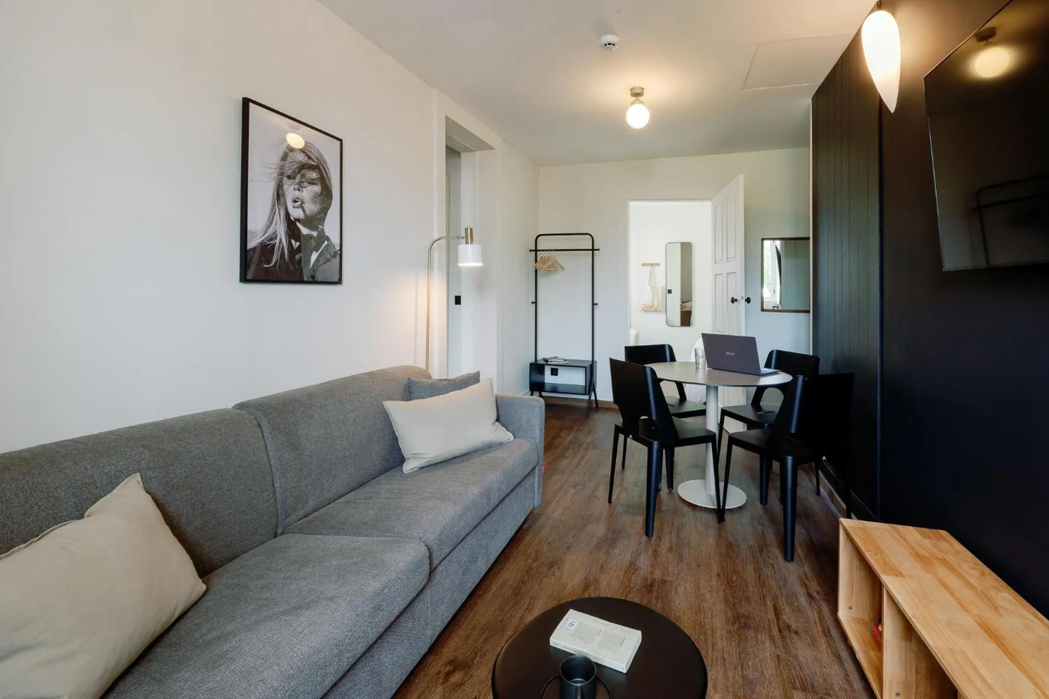 Living room in Cosme Apartments by Olala Homes