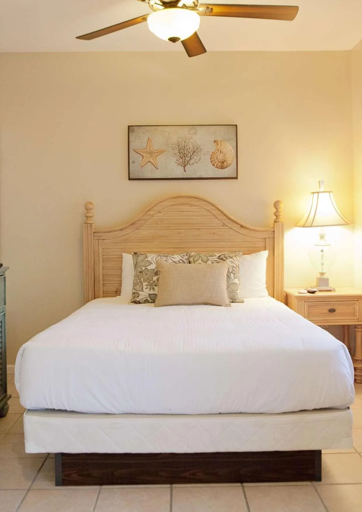 Photo of the whole room, Bed in Hawks Cay Resort