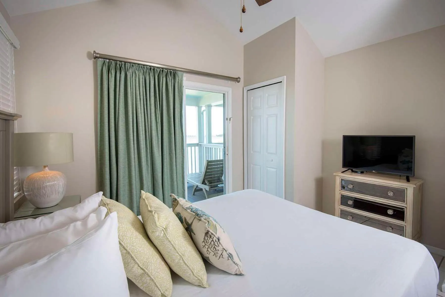 Bedroom, Bed in Hawks Cay Resort