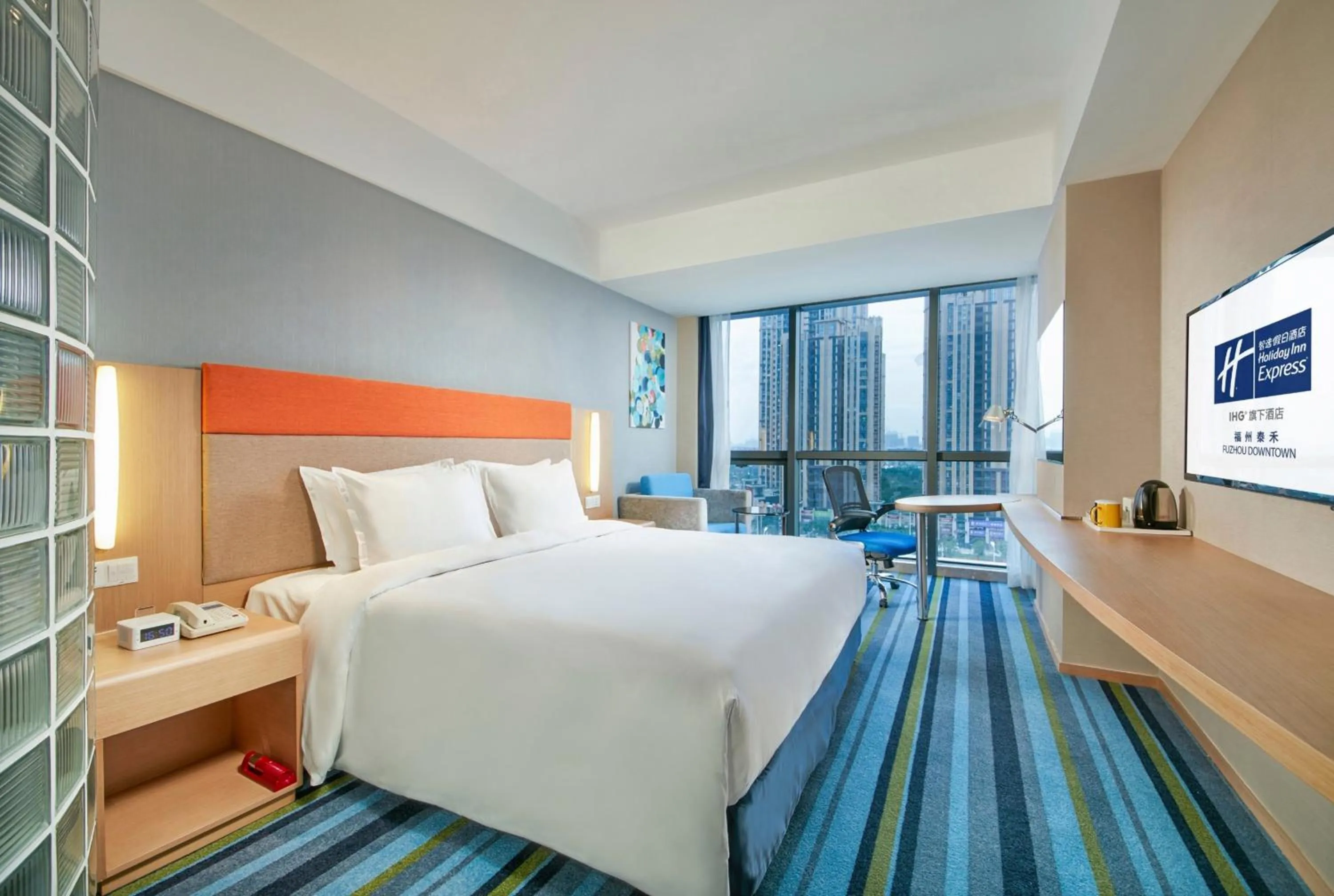 Photo of the whole room, Bed in Holiday Inn Express Fuzhou Downtown by IHG