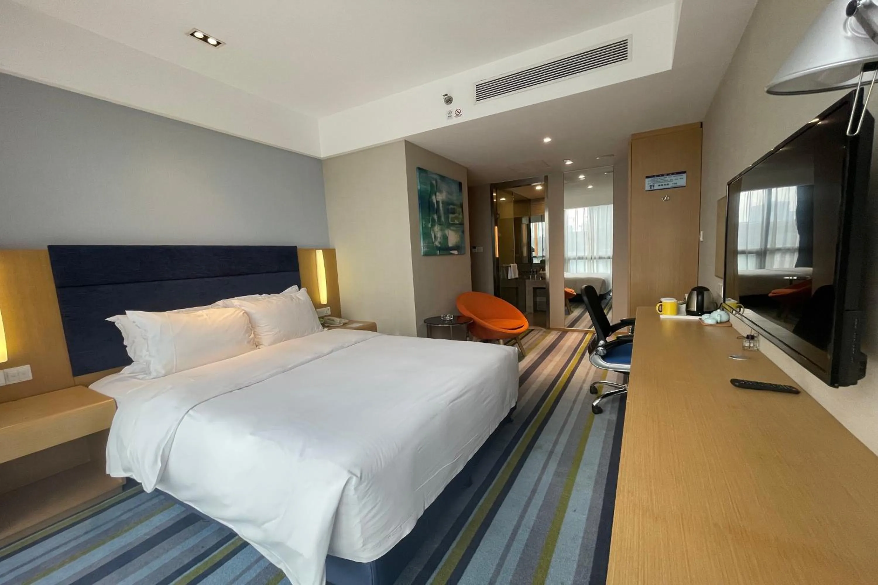 Photo of the whole room, Bed in Holiday Inn Express Fuzhou Downtown by IHG