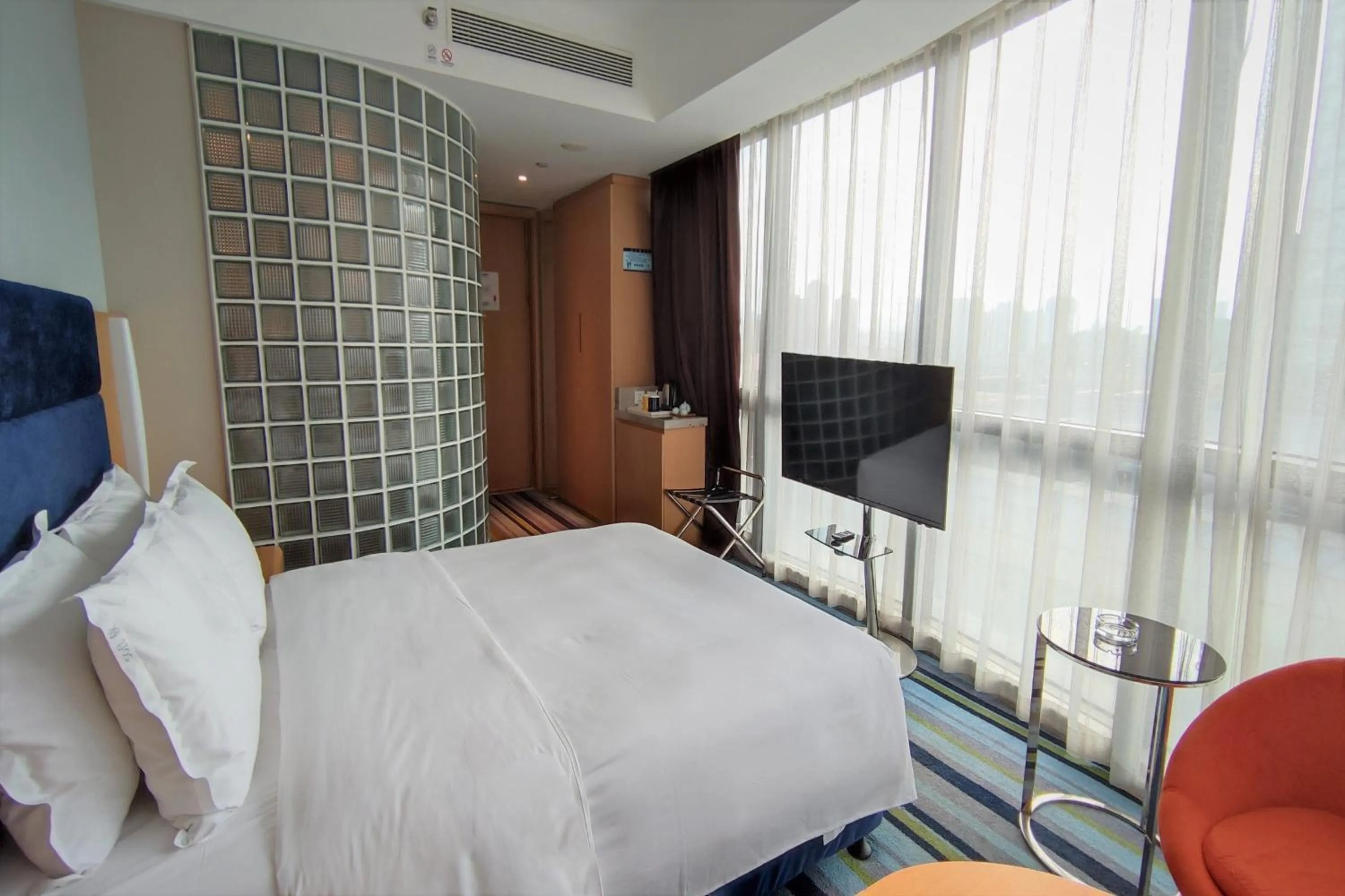 Photo of the whole room, Bed in Holiday Inn Express Fuzhou Downtown by IHG