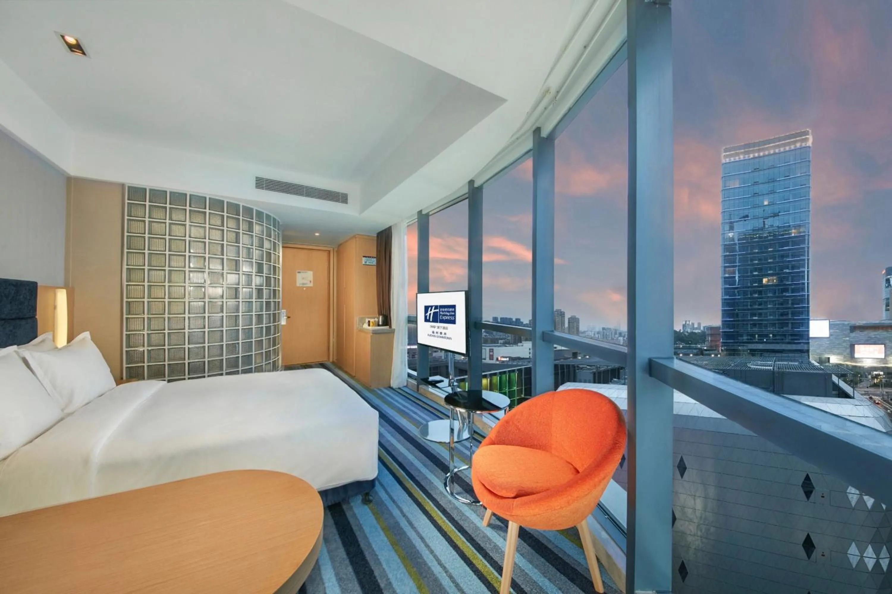 Photo of the whole room, Bed in Holiday Inn Express Fuzhou Downtown by IHG