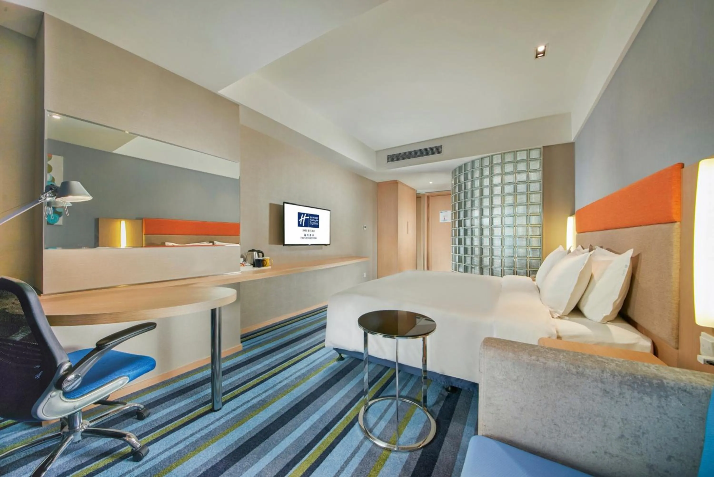 Photo of the whole room, Bed in Holiday Inn Express Fuzhou Downtown by IHG