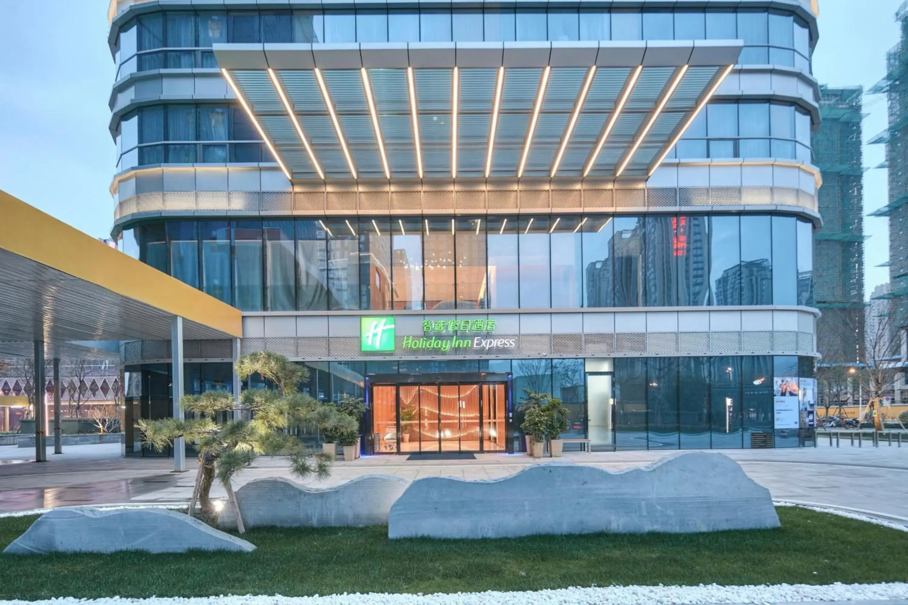 Property building in Holiday Inn Express Fuzhou Downtown by IHG Property building in Holiday Inn Express Fuzhou Downtown by IHG