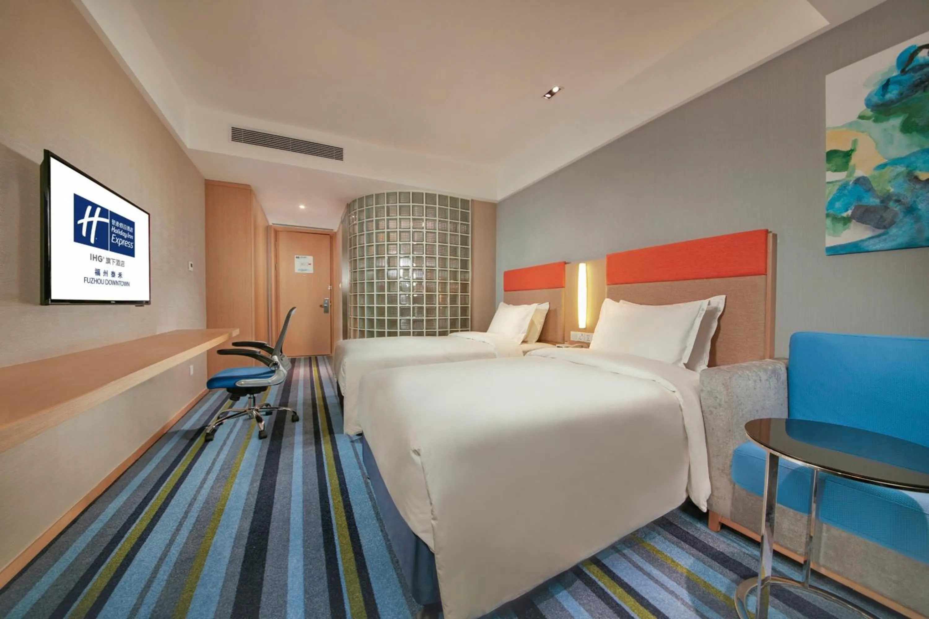 Photo of the whole room, Bed in Holiday Inn Express Fuzhou Downtown by IHG
