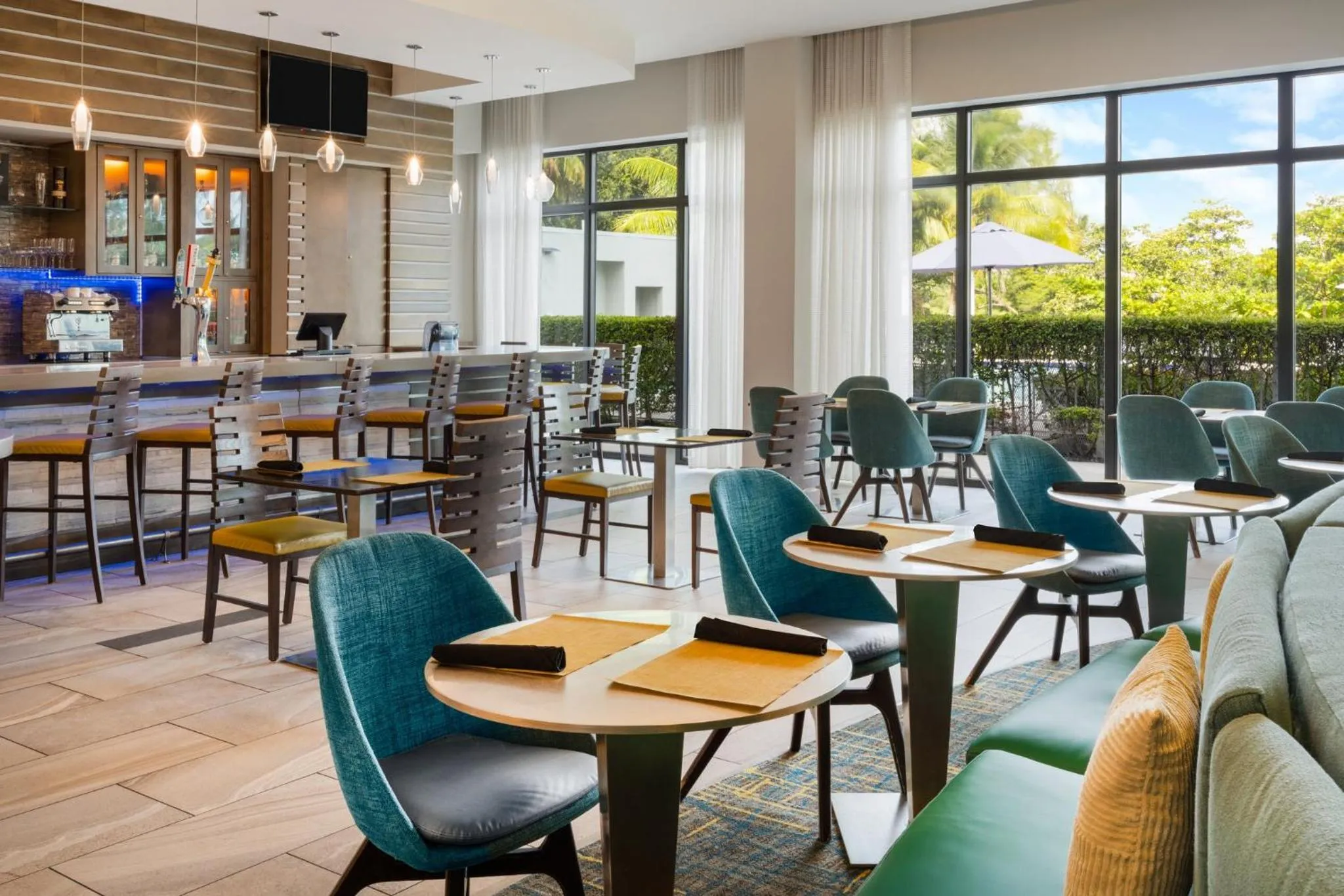 Lounge or bar in EVEN Hotel Miami - Airport by IHG