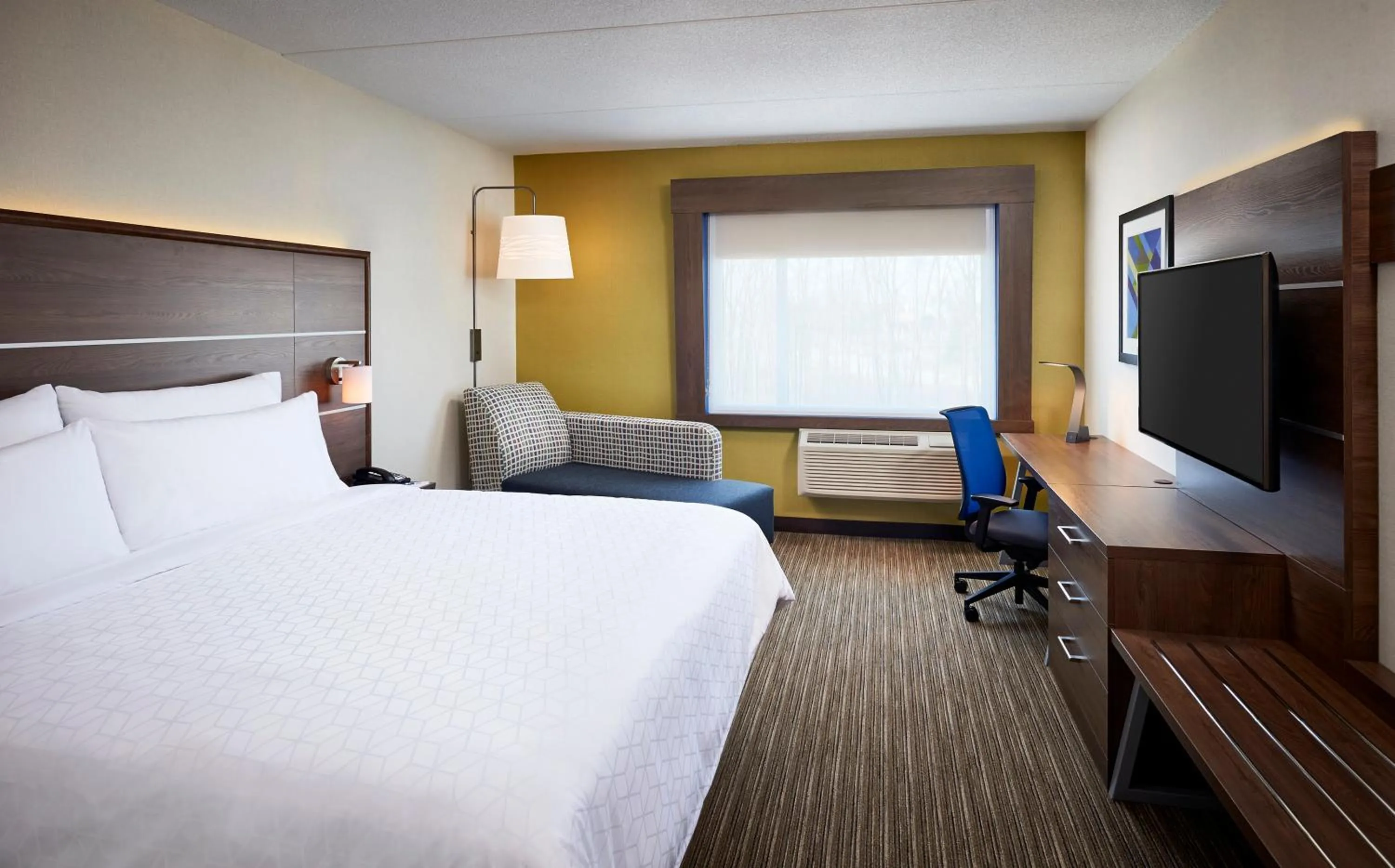 Photo of the whole room, Bed in Holiday Inn Express Niagara-On-The-Lake by IHG
