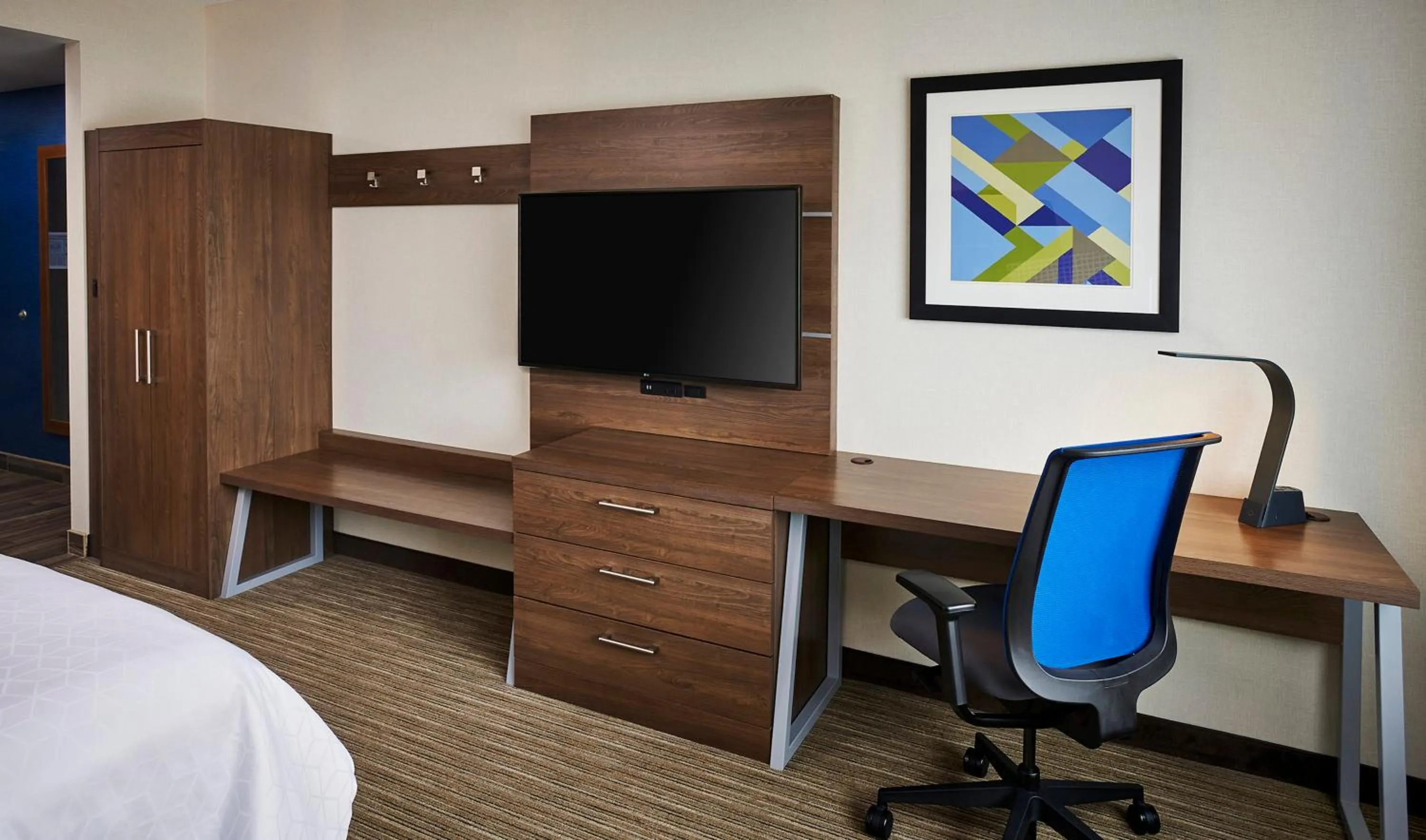 Photo of the whole room, Bed in Holiday Inn Express Niagara-On-The-Lake by IHG