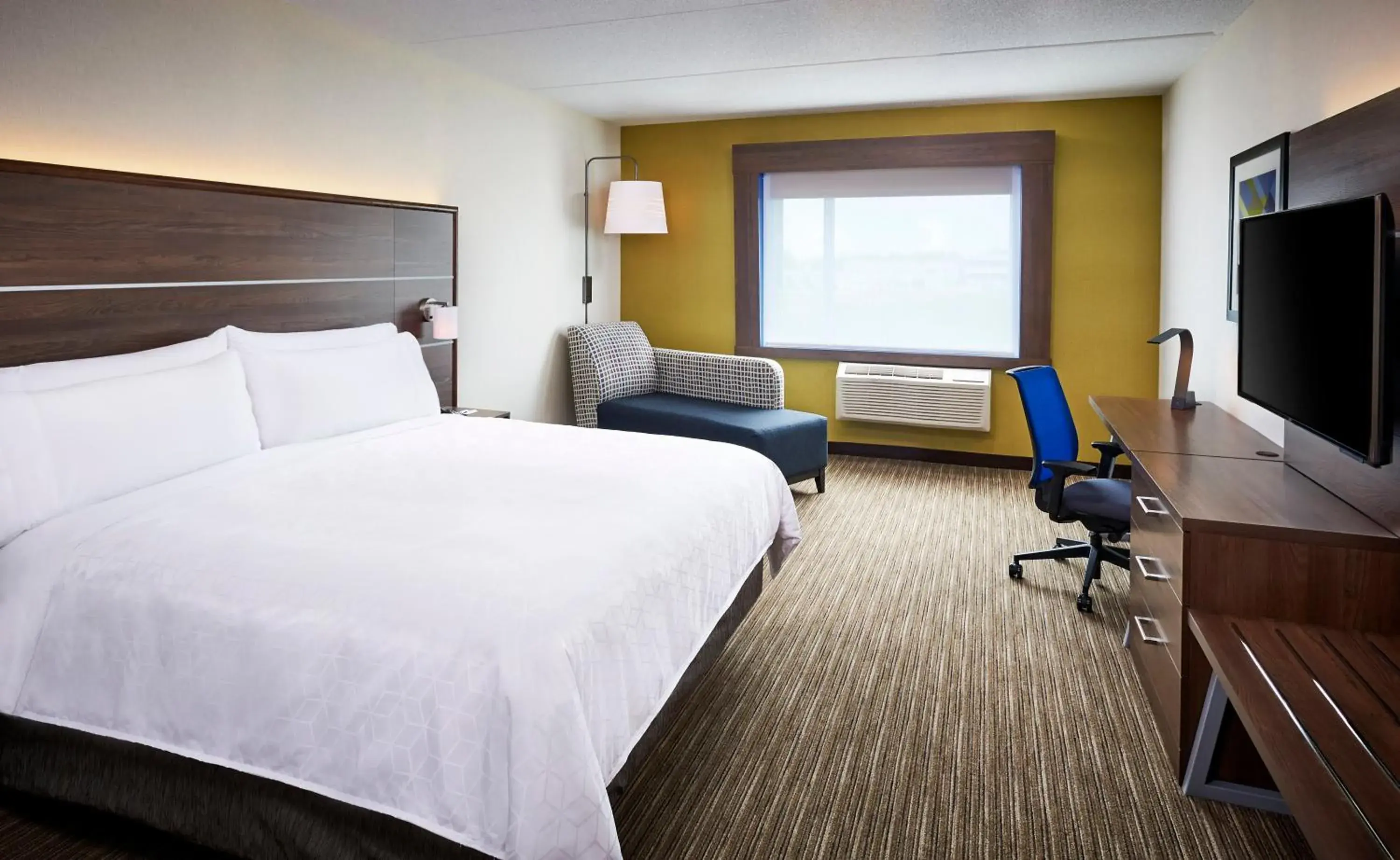 Photo of the whole room, Bed in Holiday Inn Express Niagara-On-The-Lake by IHG Photo of the whole room, Bed in Holiday Inn Express Niagara-On-The-Lake by IHG