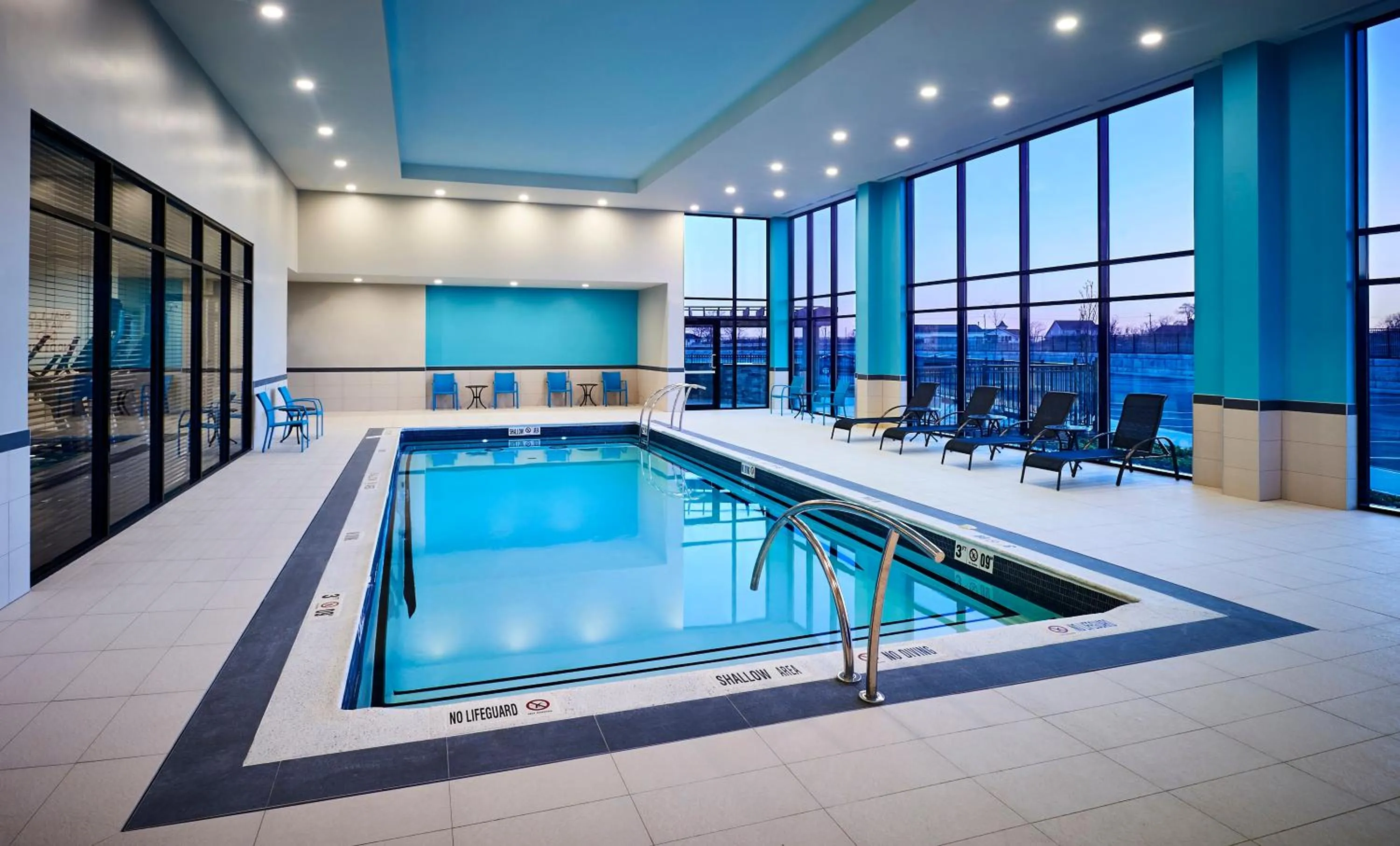 Swimming pool in Holiday Inn Express Niagara-On-The-Lake by IHG