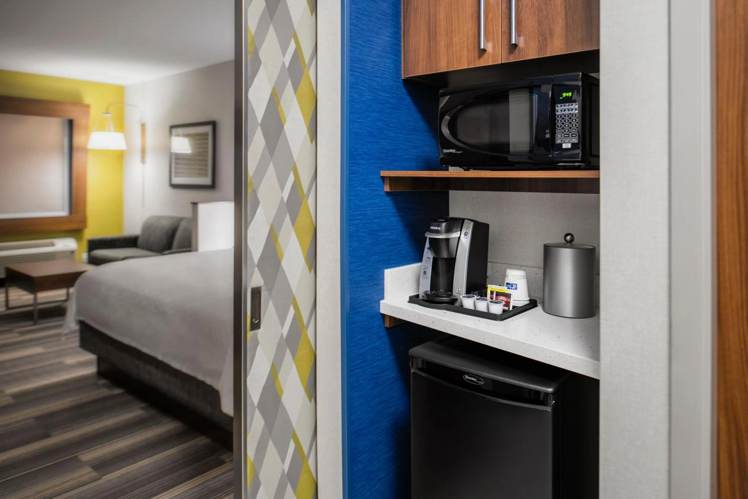 Photo of the whole room, Bed in Holiday Inn Express & Suites Kelowna - East by IHG
