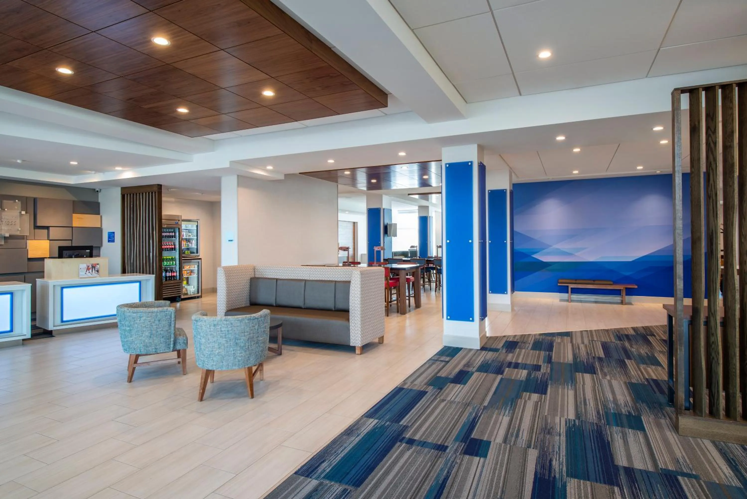 Lobby or reception in Holiday Inn Express & Suites Kelowna - East by IHG