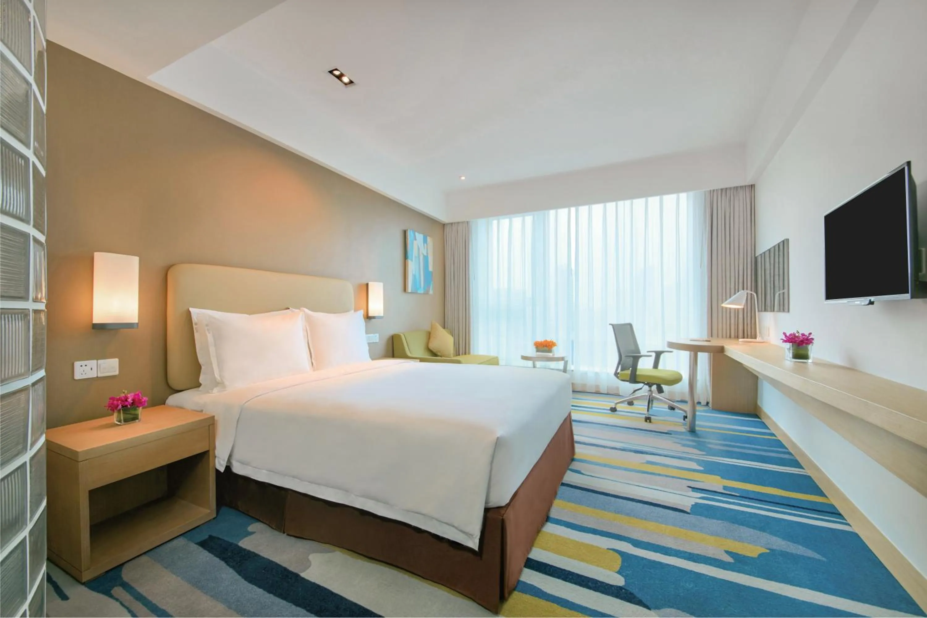 Photo of the whole room, Bed in Holiday Inn Express Hangzhou Gongshu by IHG