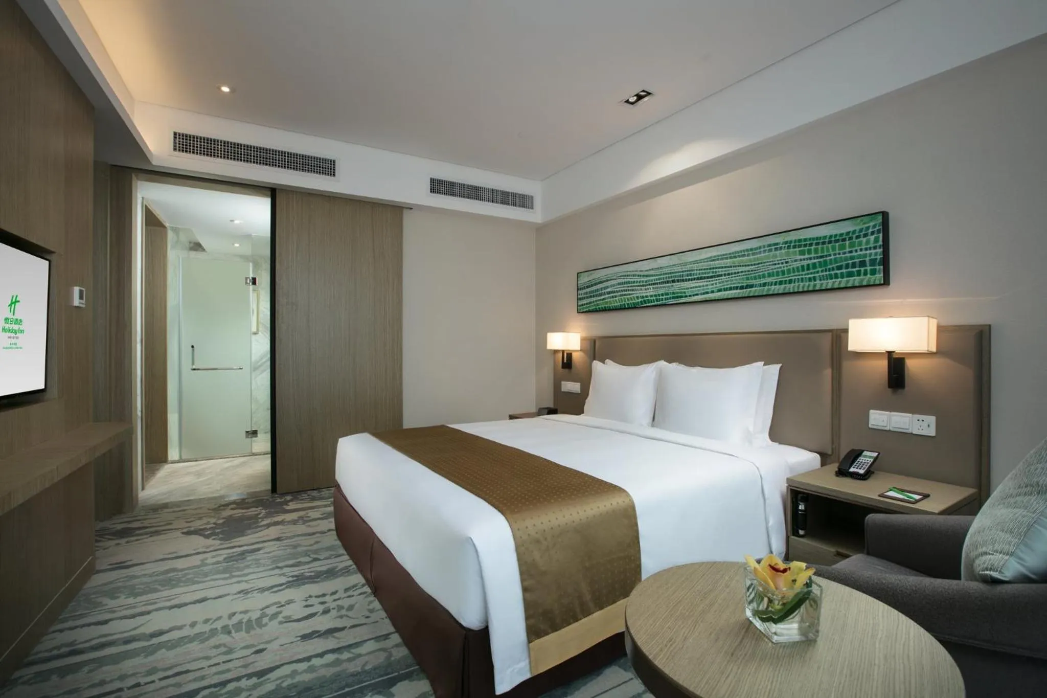 Photo of the whole room, Bed in Holiday Inn Hangzhou Gongshu by IHG