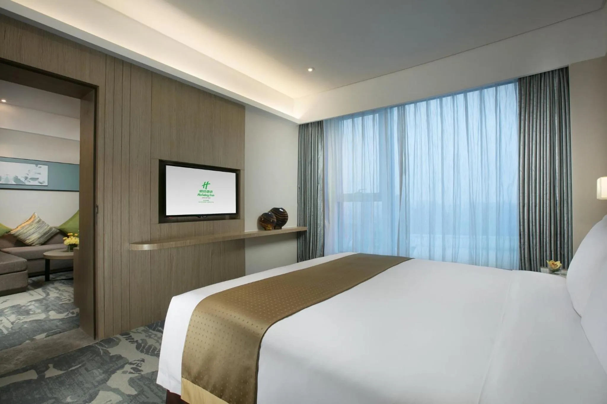 Photo of the whole room, Bed in Holiday Inn Hangzhou Gongshu by IHG