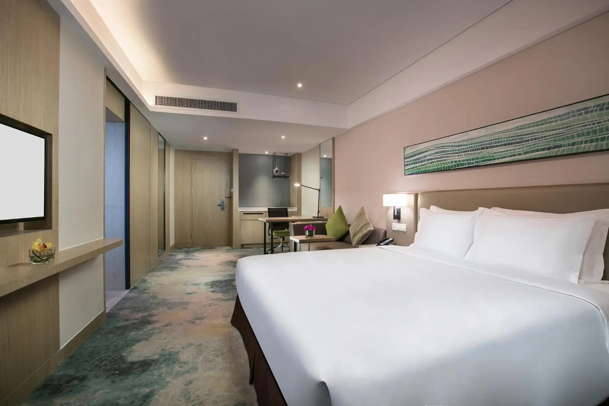 Premium King Room in Holiday Inn Hangzhou Gongshu by IHG Premium King Room in Holiday Inn Hangzhou Gongshu by IHG