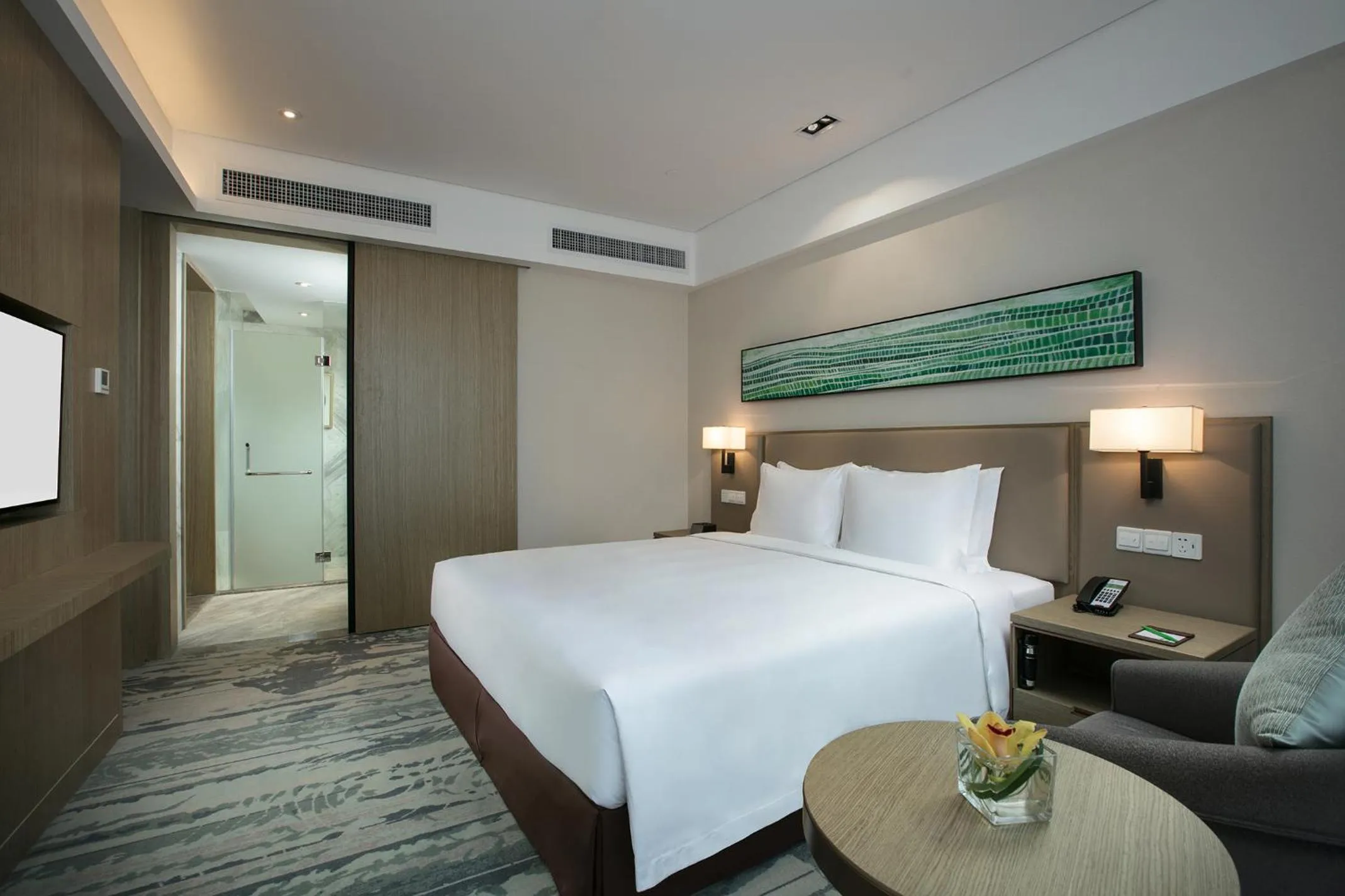 Photo of the whole room, Bed in Holiday Inn Hangzhou Gongshu by IHG