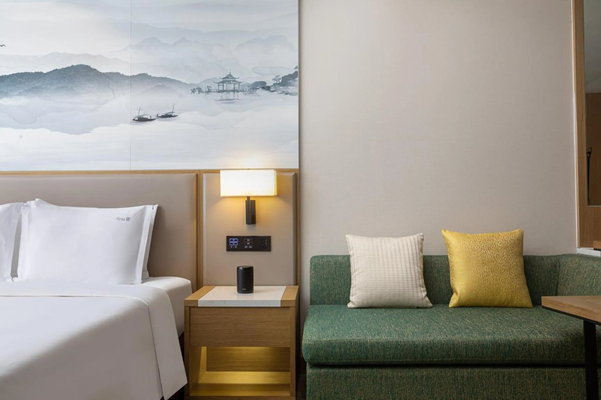 Photo of the whole room, Bed in Holiday Inn Hangzhou Gongshu by IHG