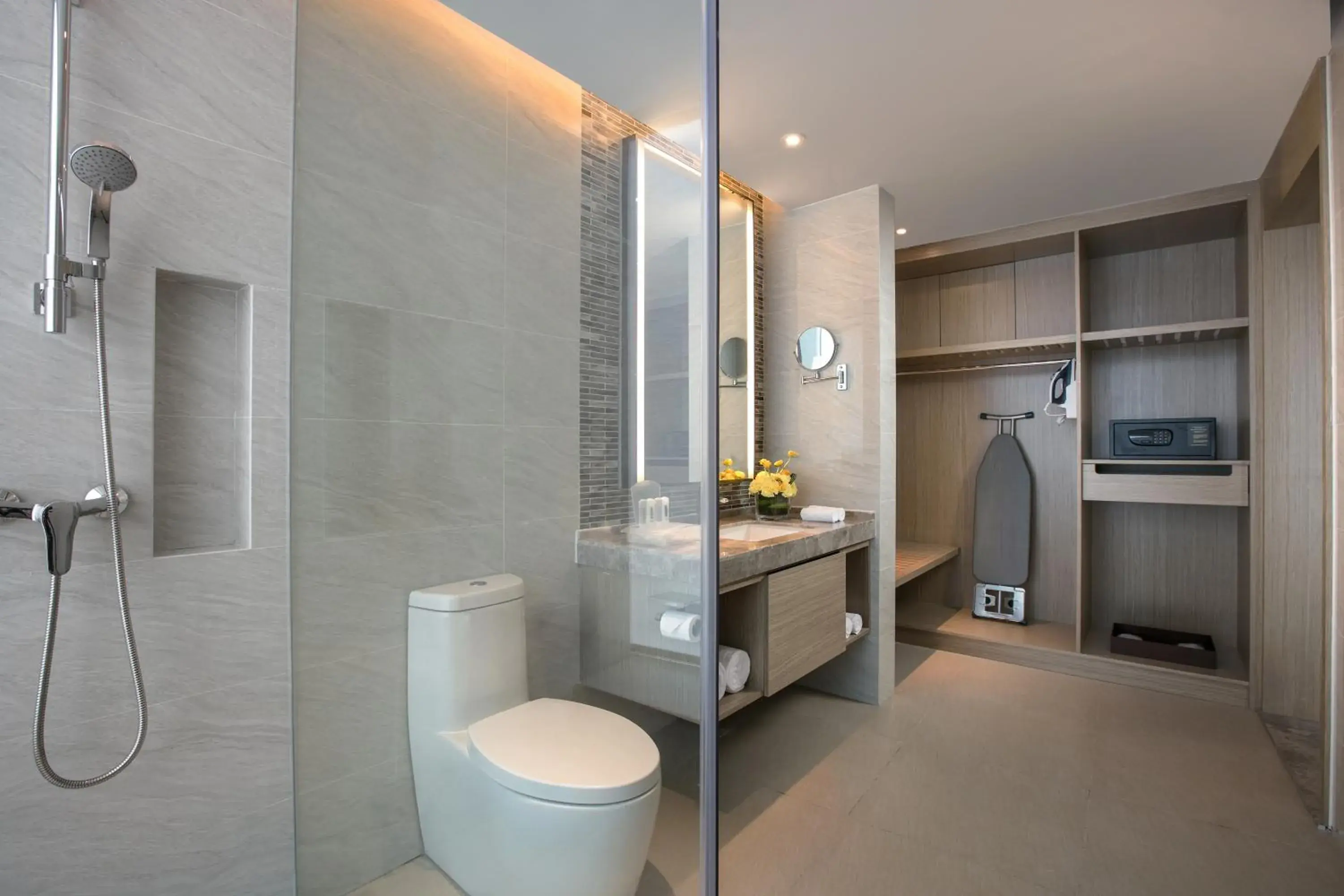 Bathroom in Holiday Inn Hangzhou Gongshu by IHG Bathroom in Holiday Inn Hangzhou Gongshu by IHG