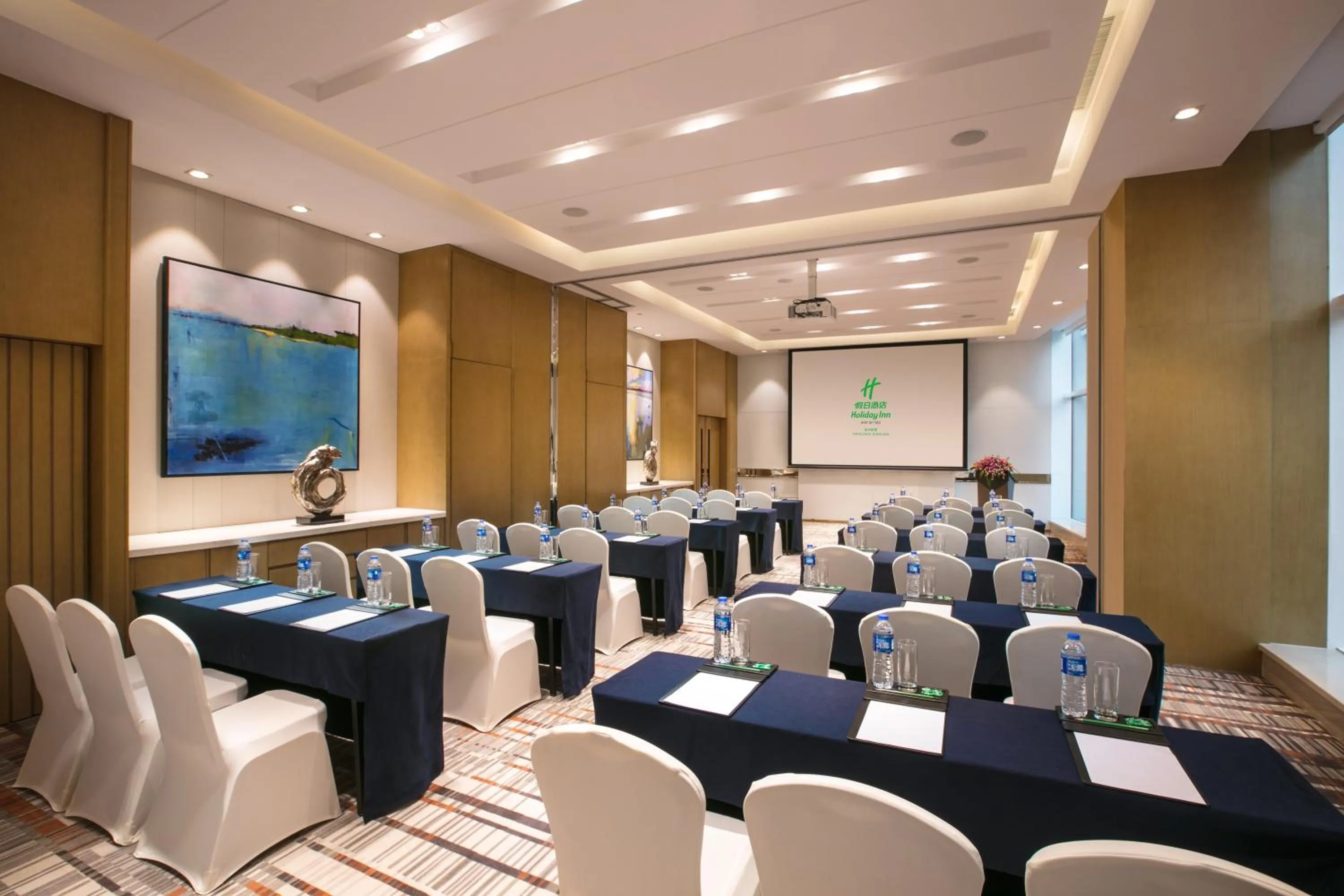 Meeting/conference room in Holiday Inn Hangzhou Gongshu by IHG