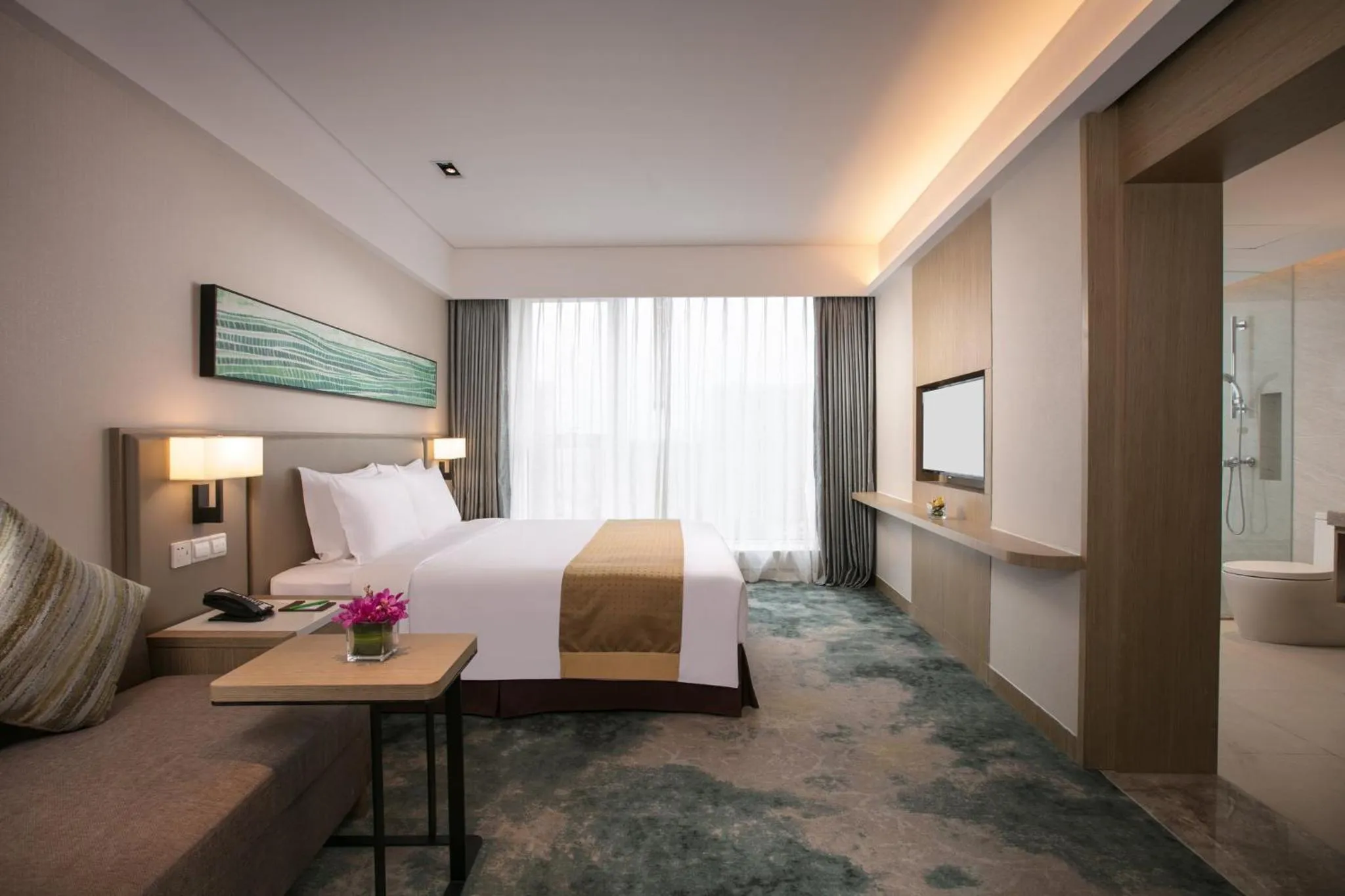 Photo of the whole room, Bed in Holiday Inn Hangzhou Gongshu by IHG