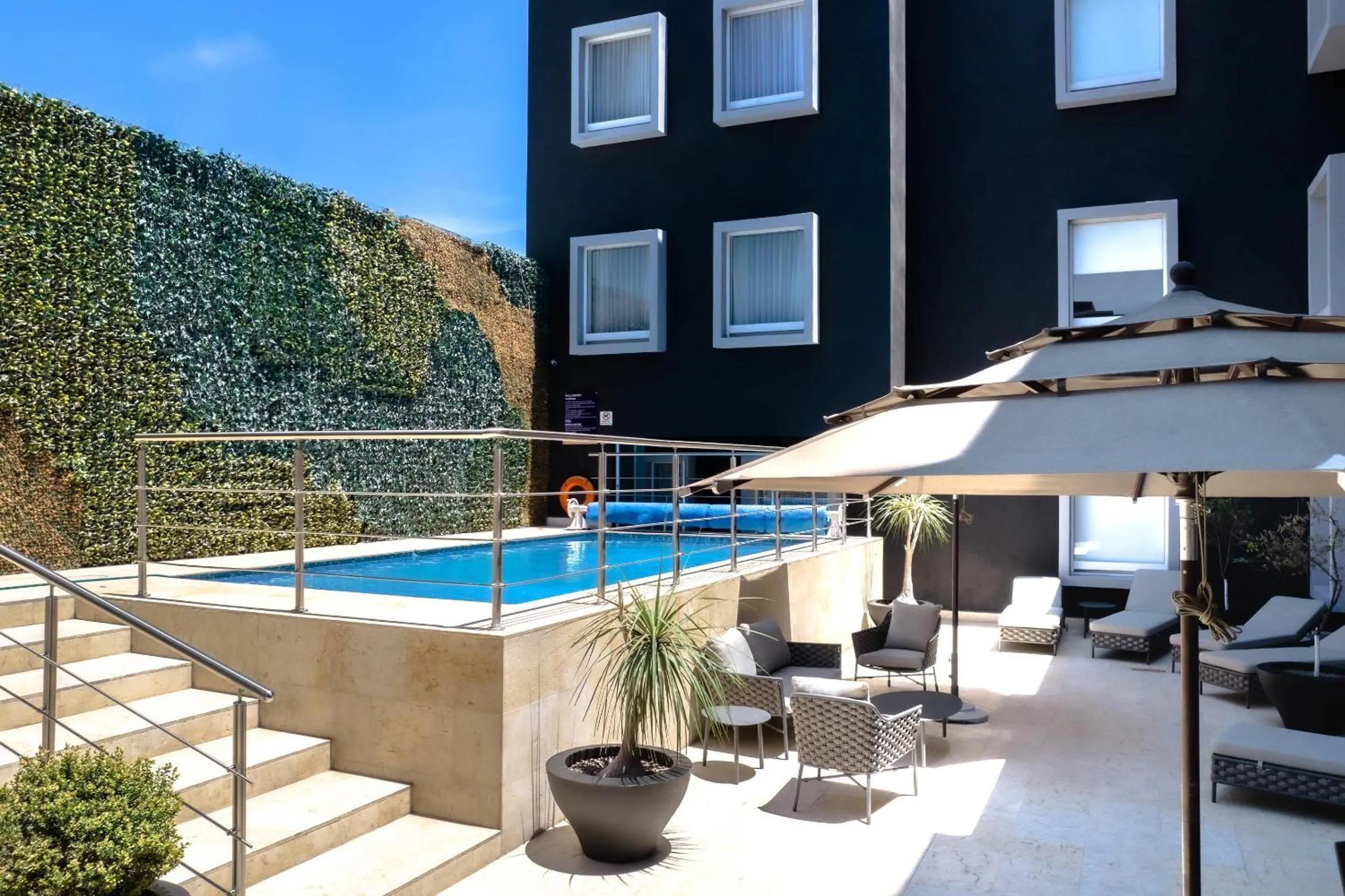 Swimming pool in Comfort Inn Queretaro Tecnologico