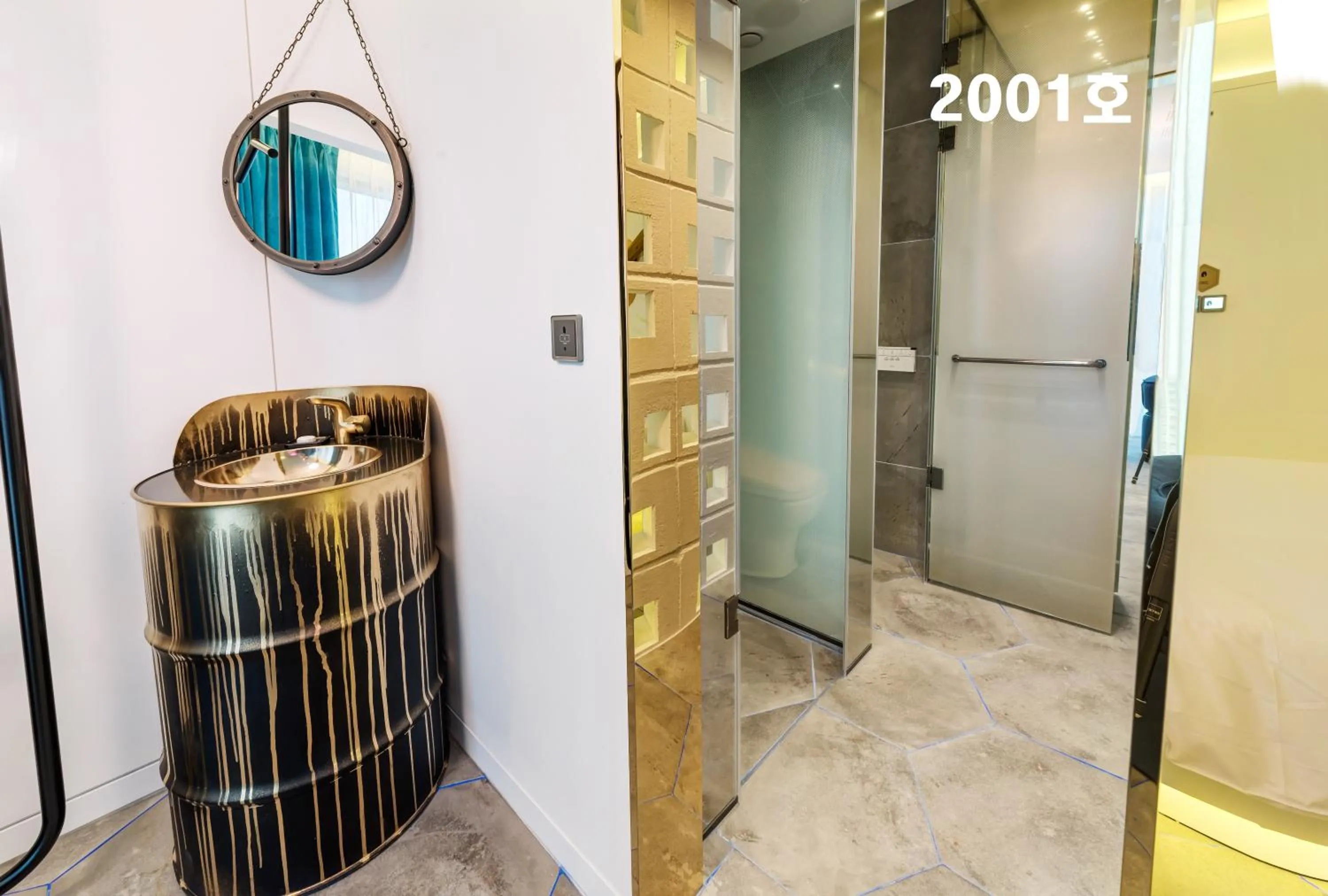 Shower in Hotel The Designers DDP