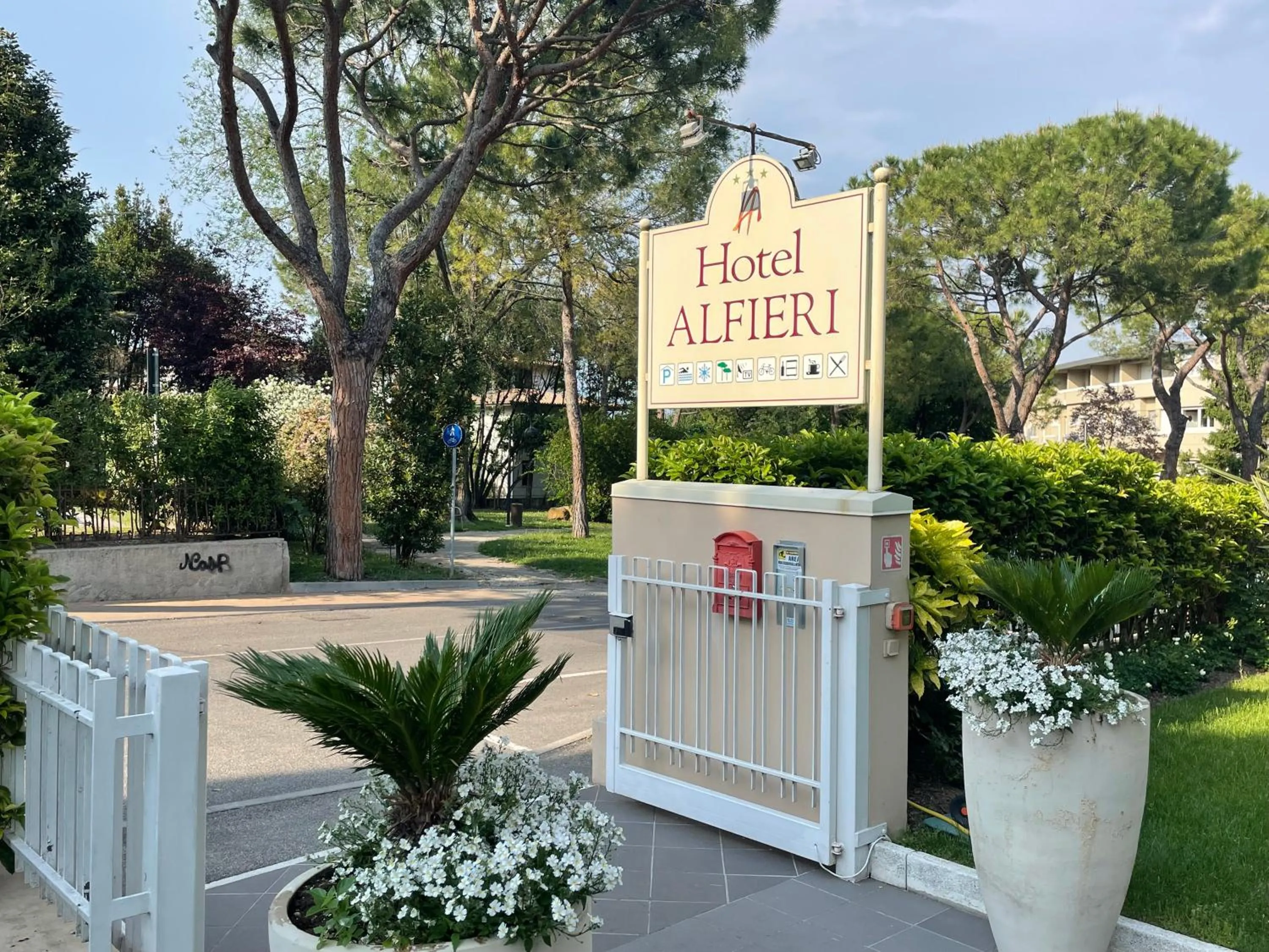 Facade/entrance in Hotel Alfieri