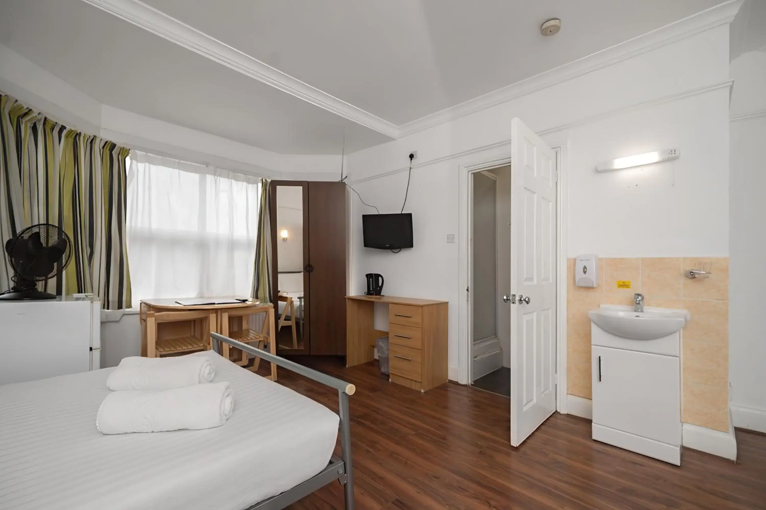 Bedroom, Bed in Flexistay Norbury Aparthotel Bedroom, Bed in Flexistay Norbury Aparthotel