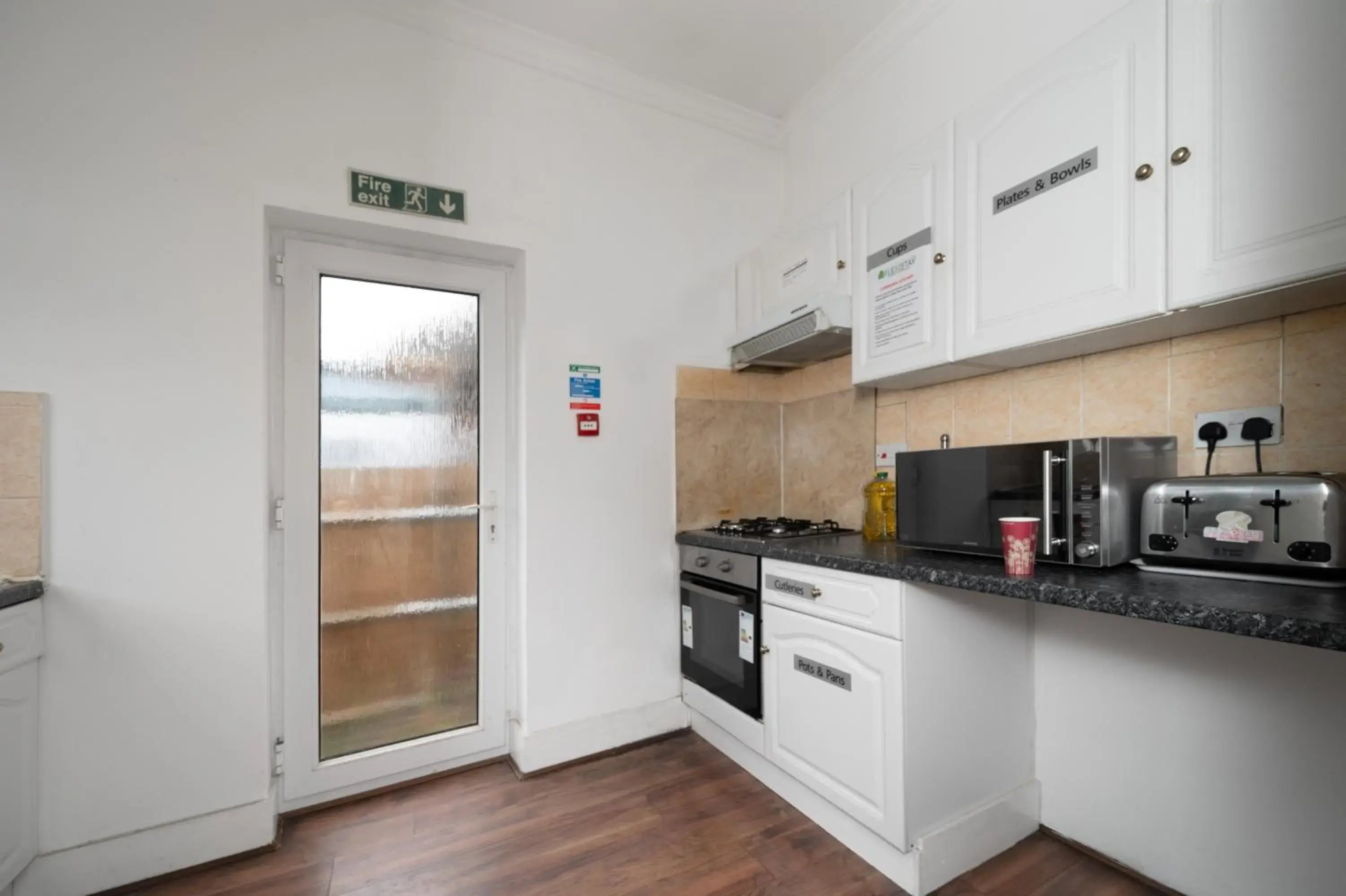 Communal kitchen in Flexistay Norbury Aparthotel Communal kitchen in Flexistay Norbury Aparthotel