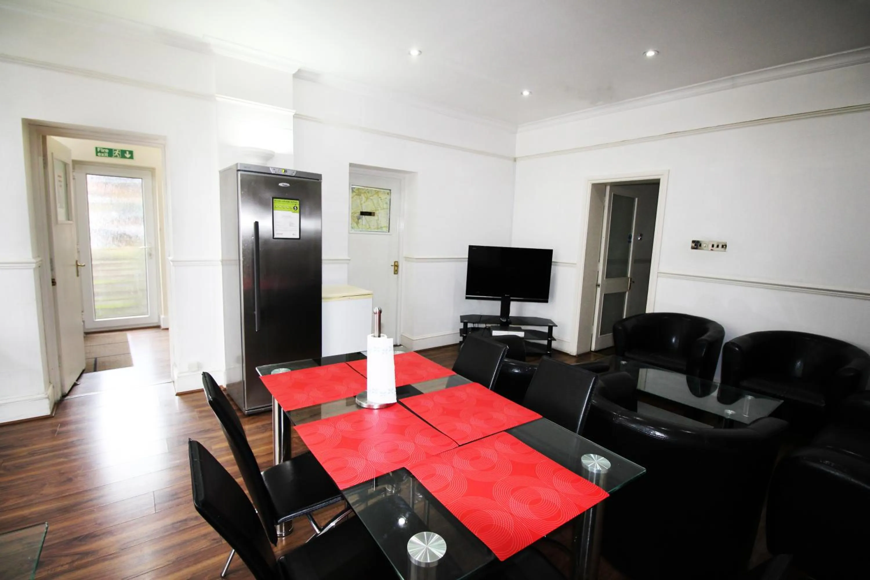 Communal lounge/ TV room in Flexistay Norbury Aparthotel