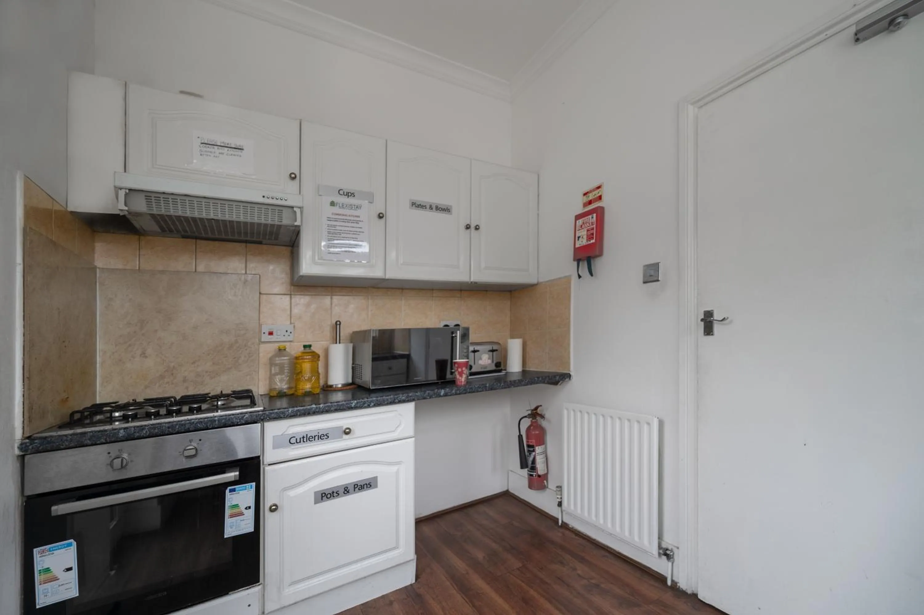 Communal kitchen in Flexistay Norbury Aparthotel