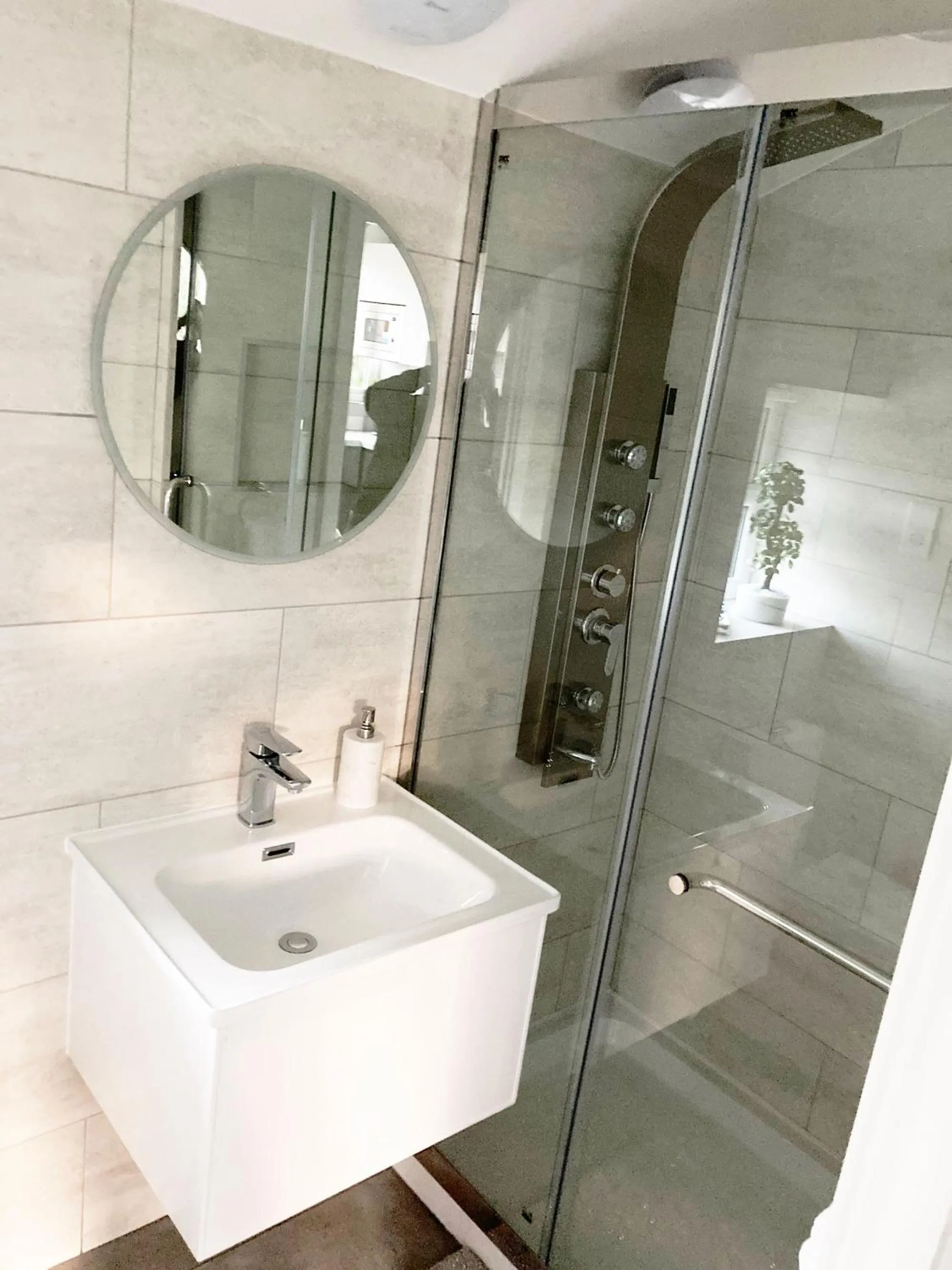 Shower in Flexistay Norbury Aparthotel