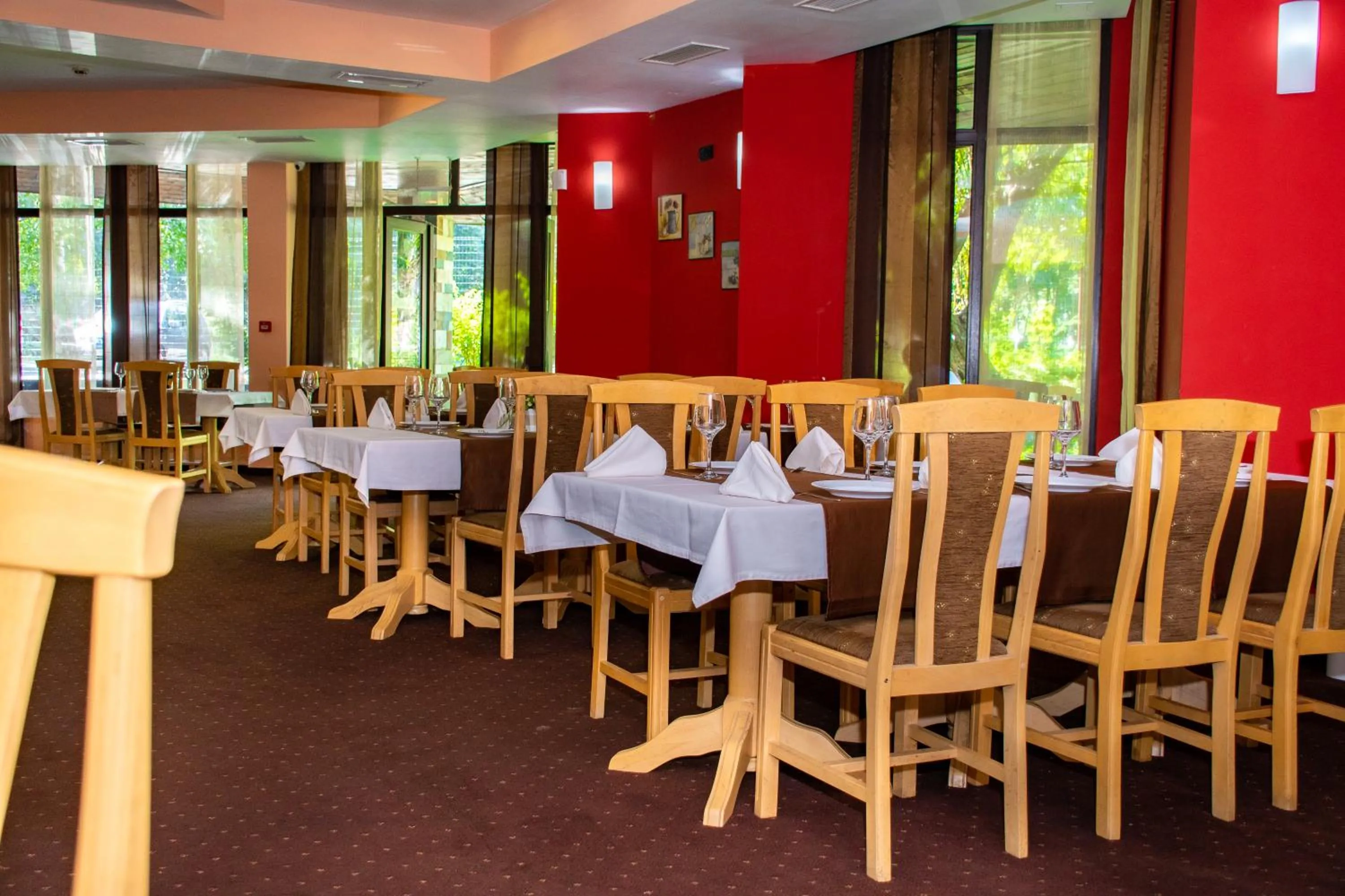 Restaurant/places to eat in Hotel Orphey