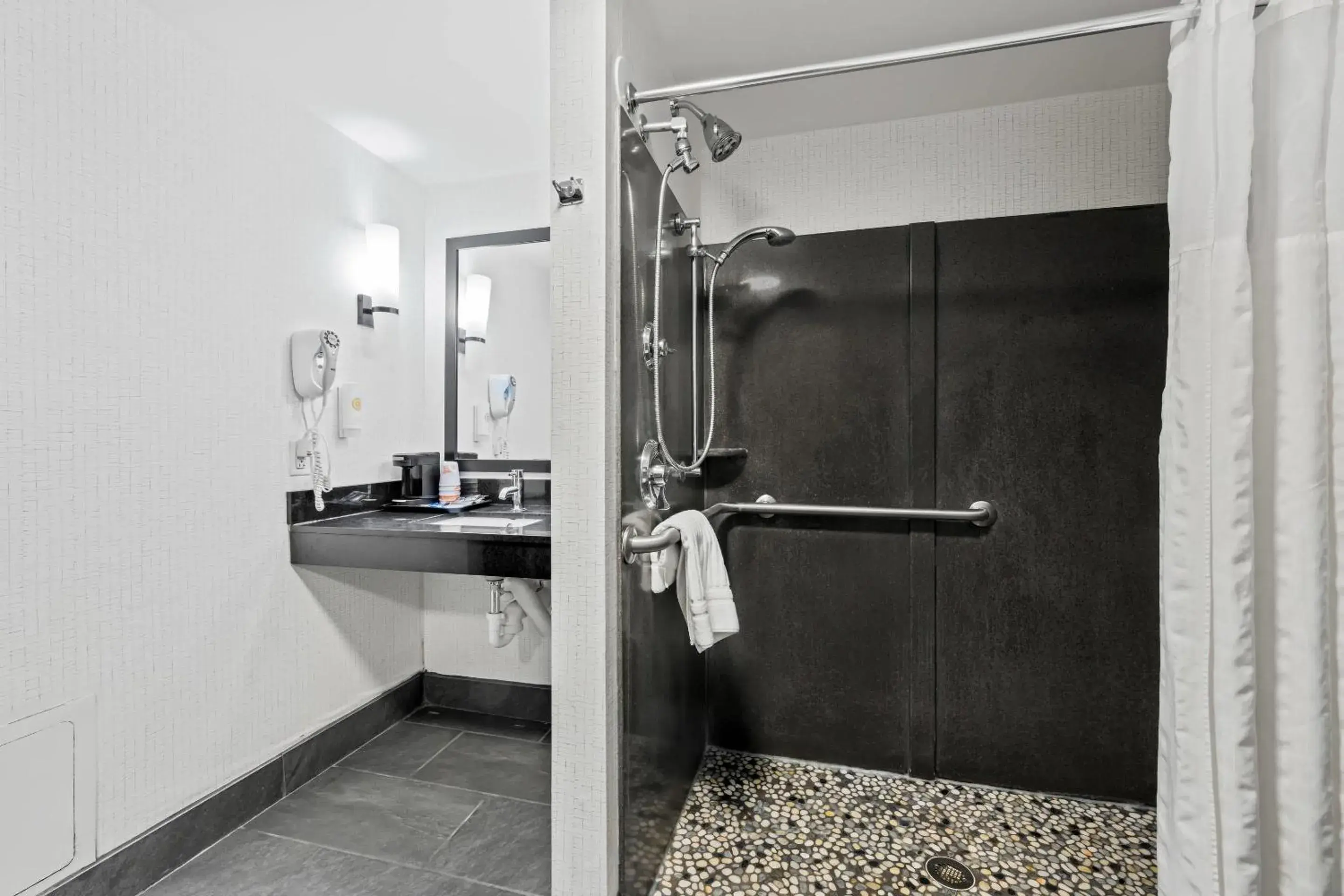 Bedroom in Comfort Suites Williamsburg Historic Area Bedroom in Comfort Suites Williamsburg Historic Area